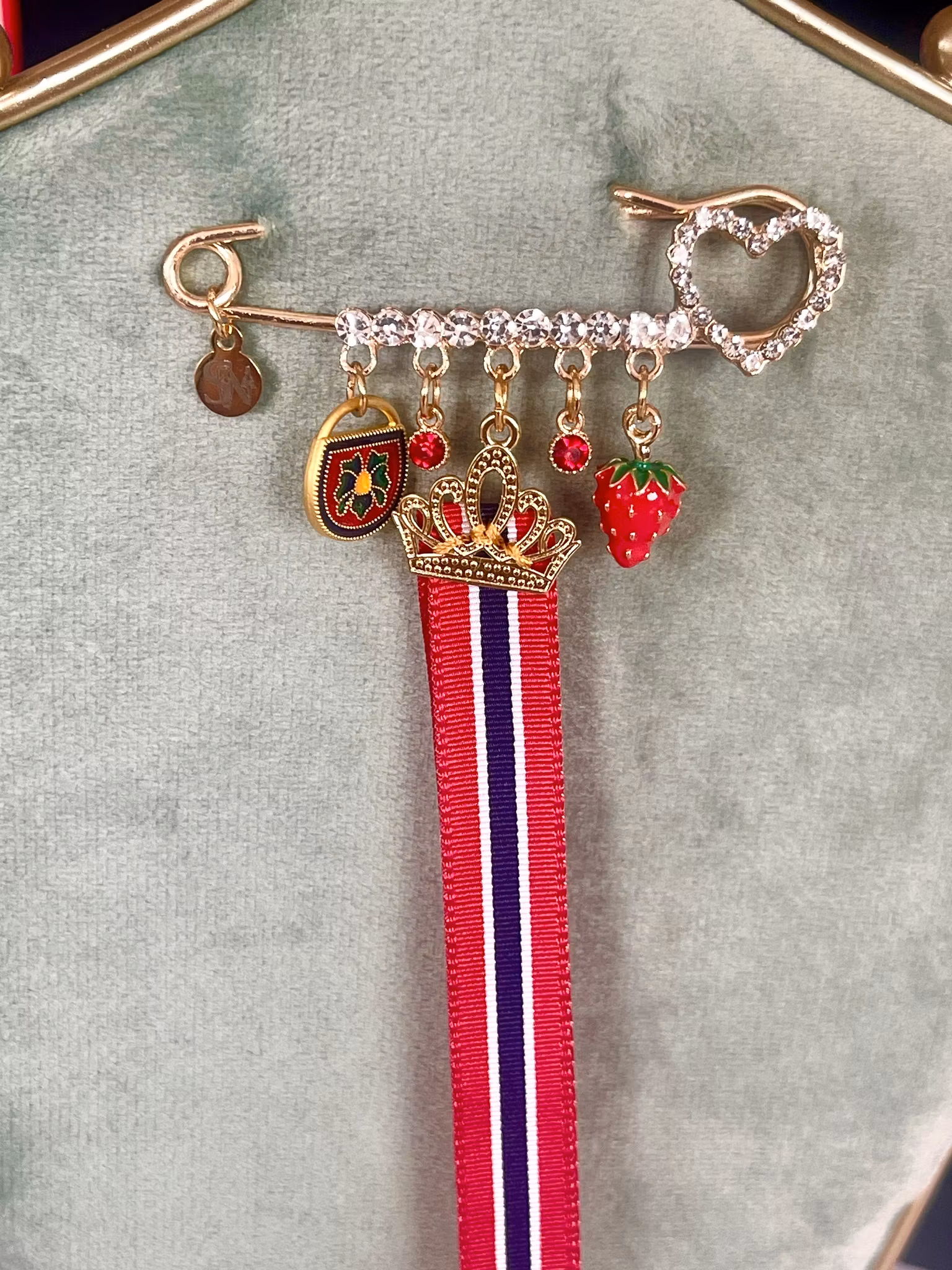 17. mai nål med krone og sløyfe – brosje til bunad med jordbær og krystaller