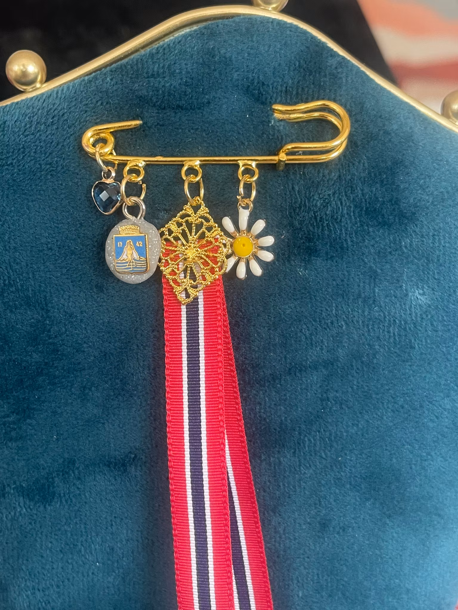 17. mai nål uten krystaller – brosje til bunad med Kristiansund byvåpen og blomst (håndlaget)