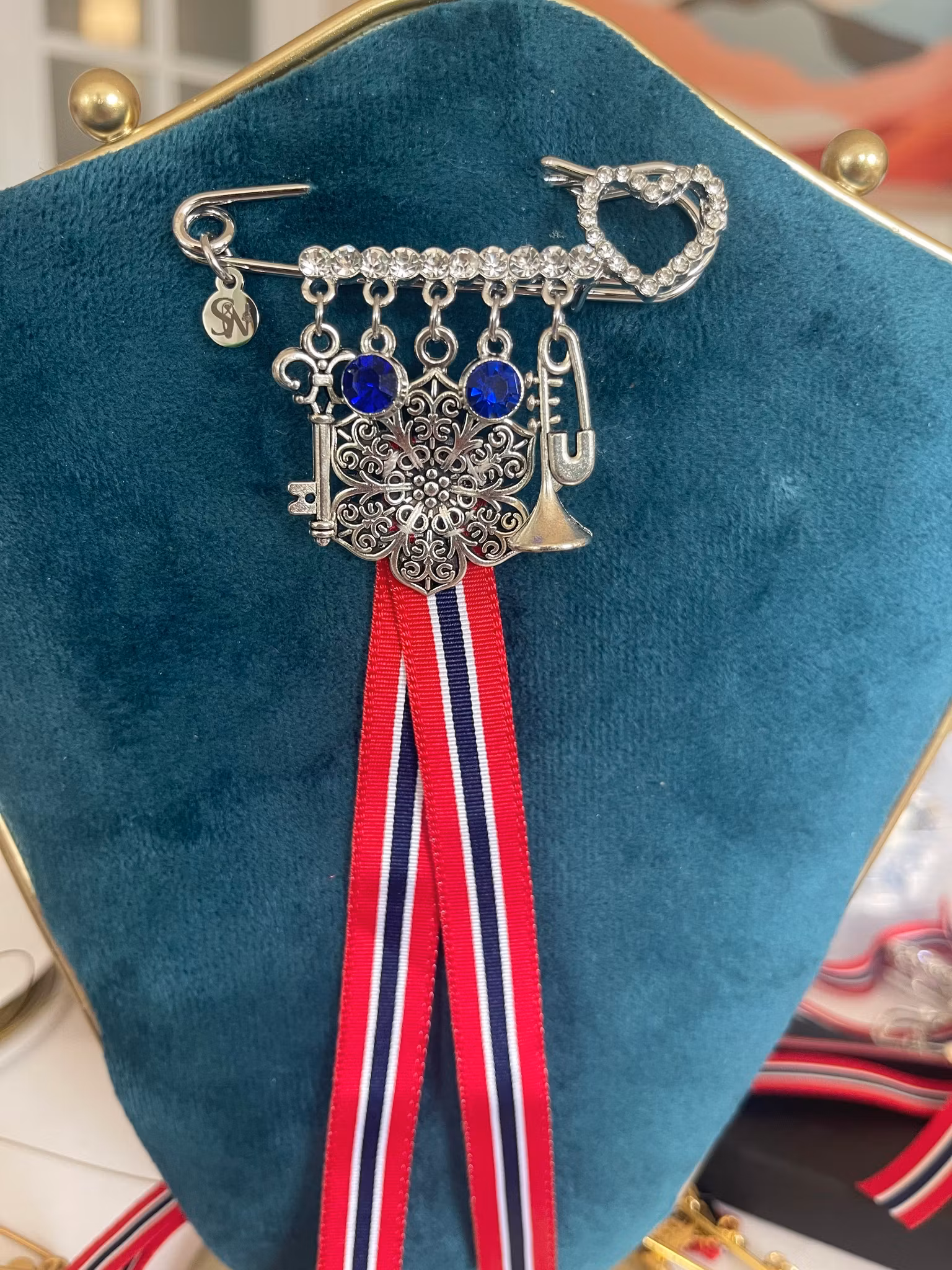 17. mai nål sølvforgylt med krystaller – brosje til bunad med sløyfe, nøkkel og trompet