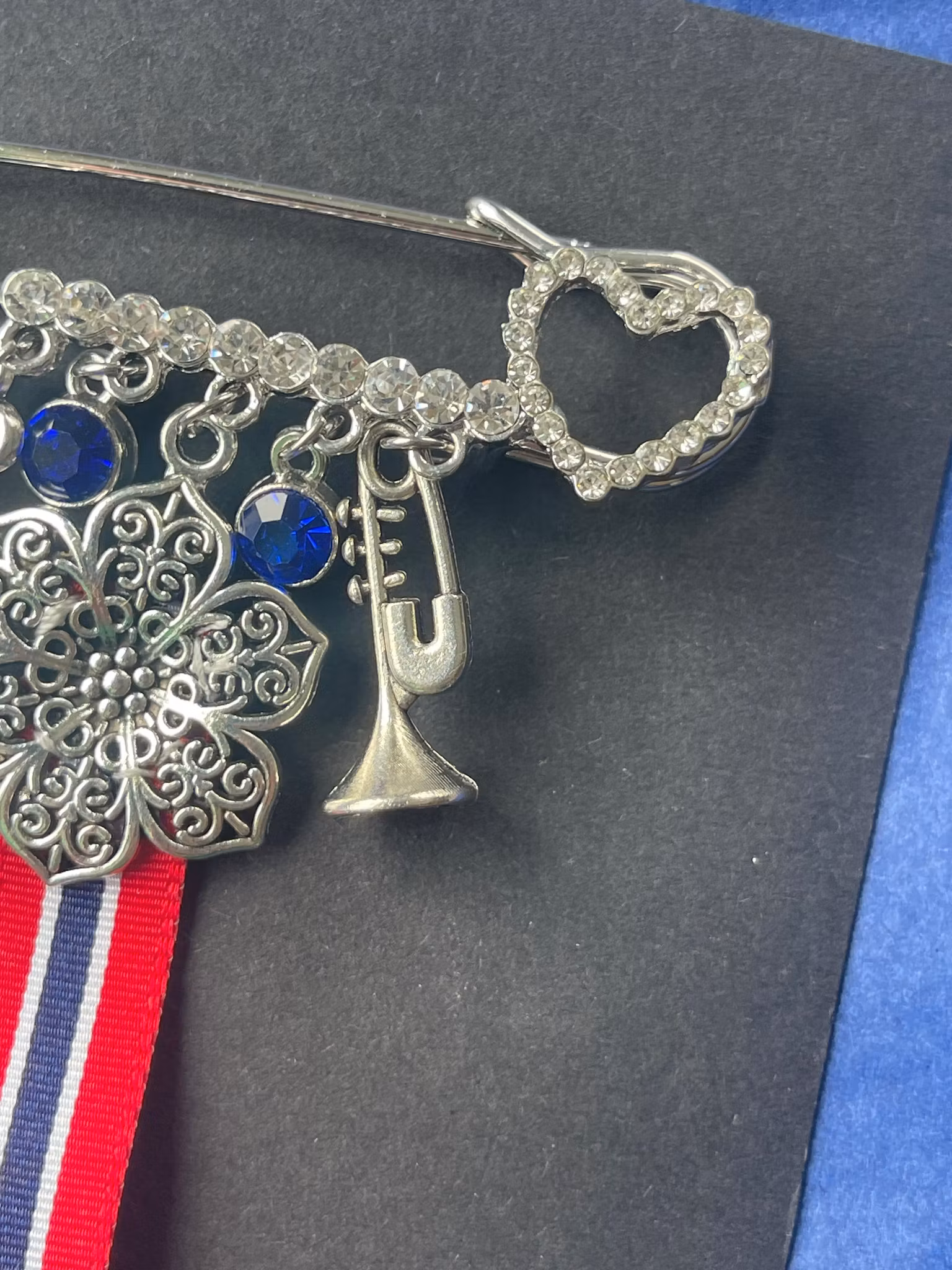 17. mai nål sølvforgylt med krystaller – brosje til bunad med sløyfe, nøkkel og trompet