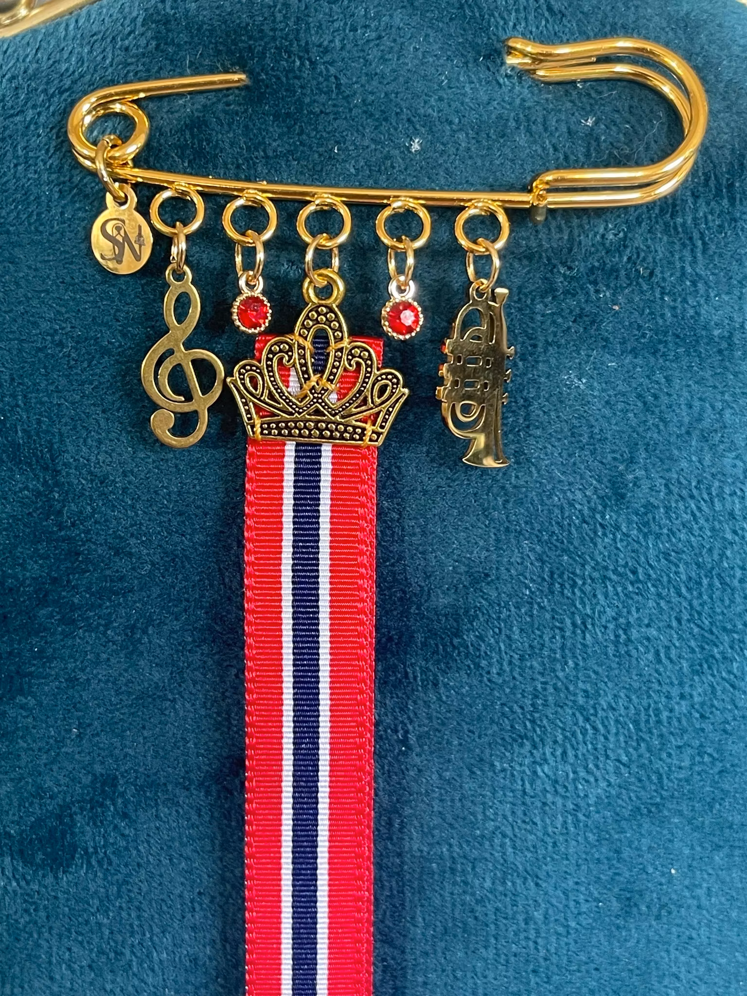 17. mai nål med krone og sløyfe – brosje til bunad med noter og trompet