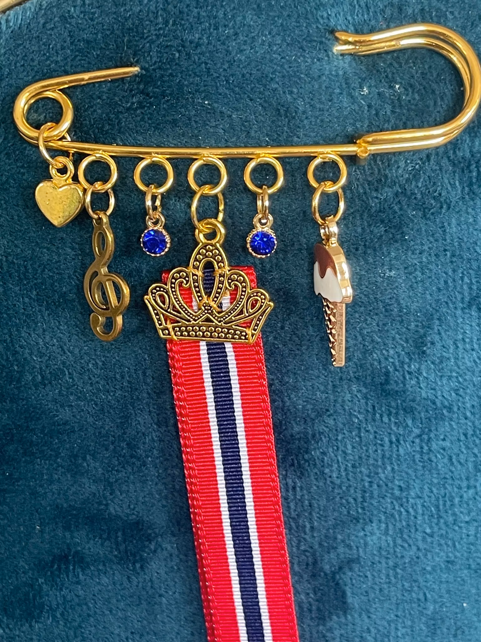 17. mai nål med krone og sløyfe – brosje til bunad med noter, is og blå krystaller