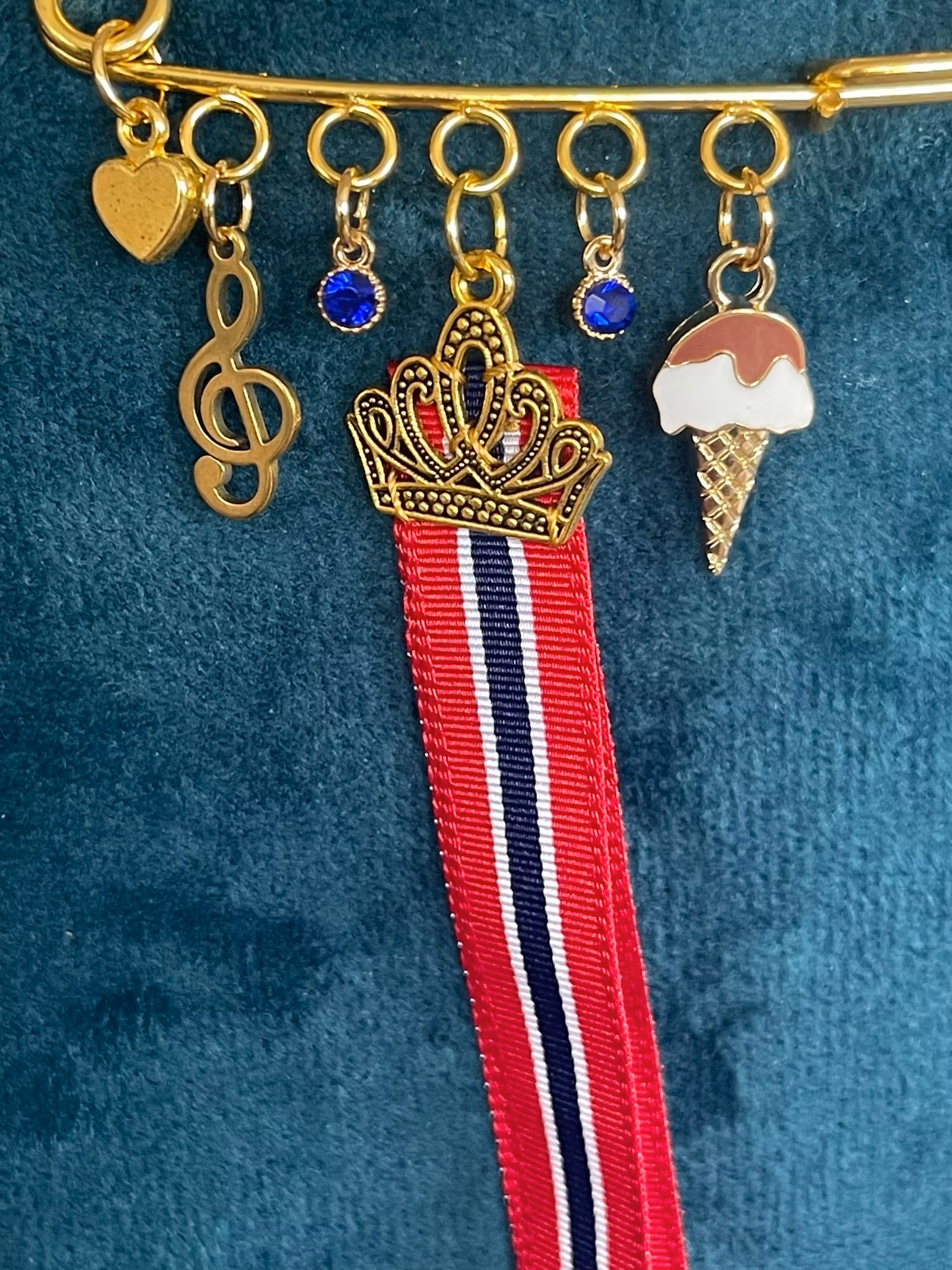 17. mai nål med krone og sløyfe – brosje til bunad med noter, is og blå krystaller