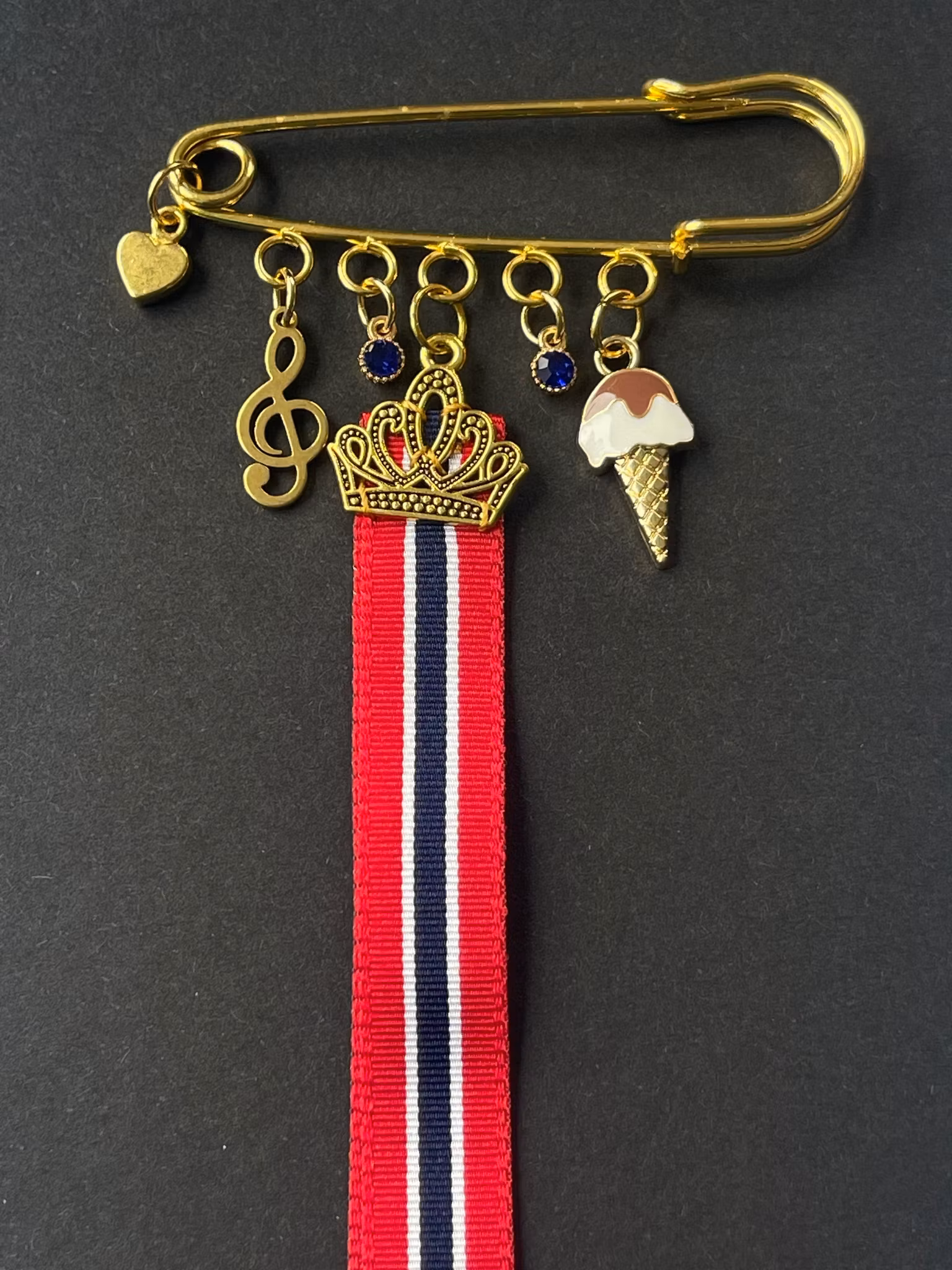 17. mai nål med krone og sløyfe – brosje til bunad med noter, is og blå krystaller