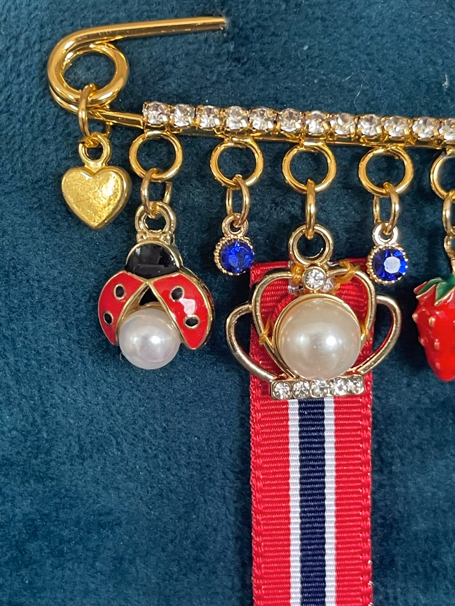 17. mai nål med krone og perle – brosje til bunad med marihøne og jordbær