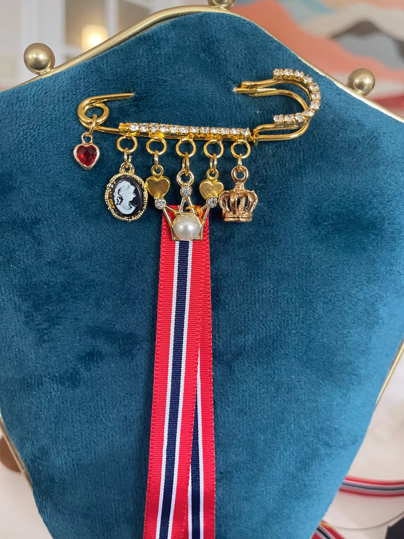 17. mai nål med perle og krone – brosje til bunad med cameo og hjerter (elegant)