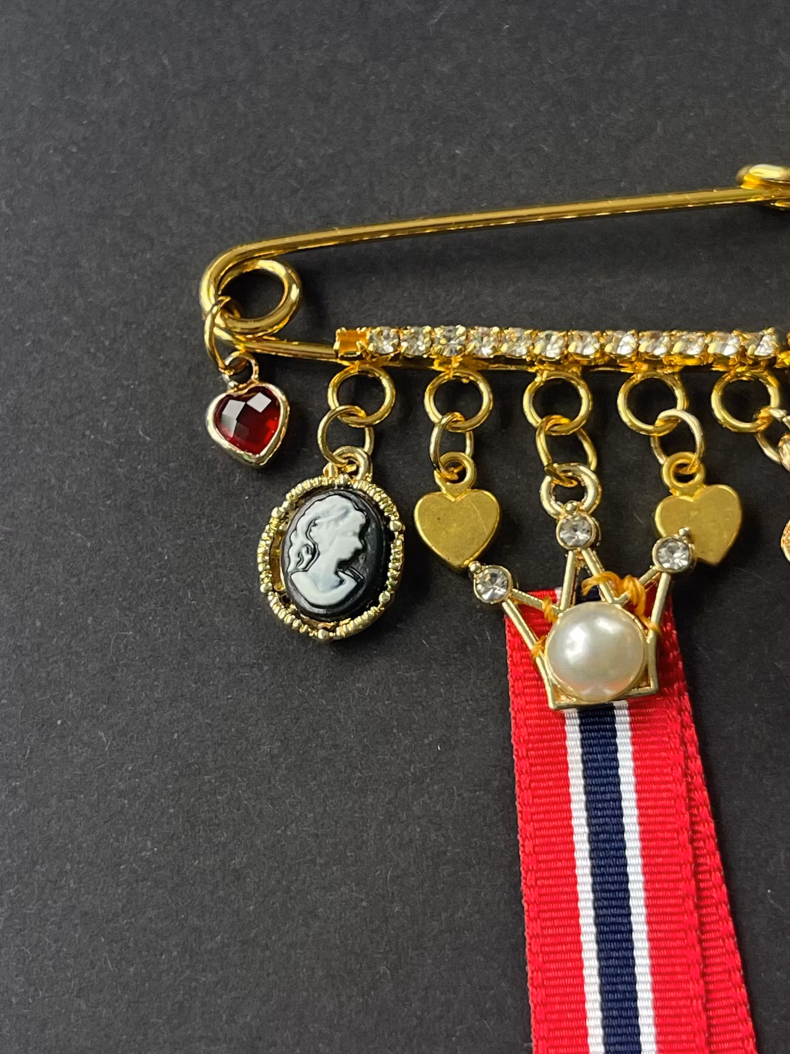 17. mai nål med perle og krone – brosje til bunad med cameo og hjerter (elegant)