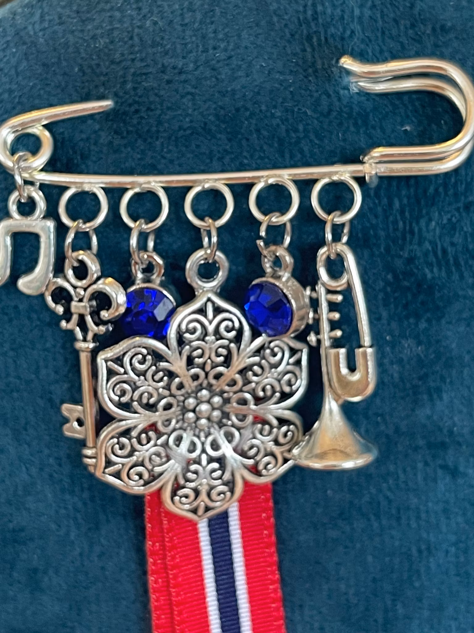 17. mai nål sølvforgylt uten krystaller – brosje til bunad med filigran, note og trompet