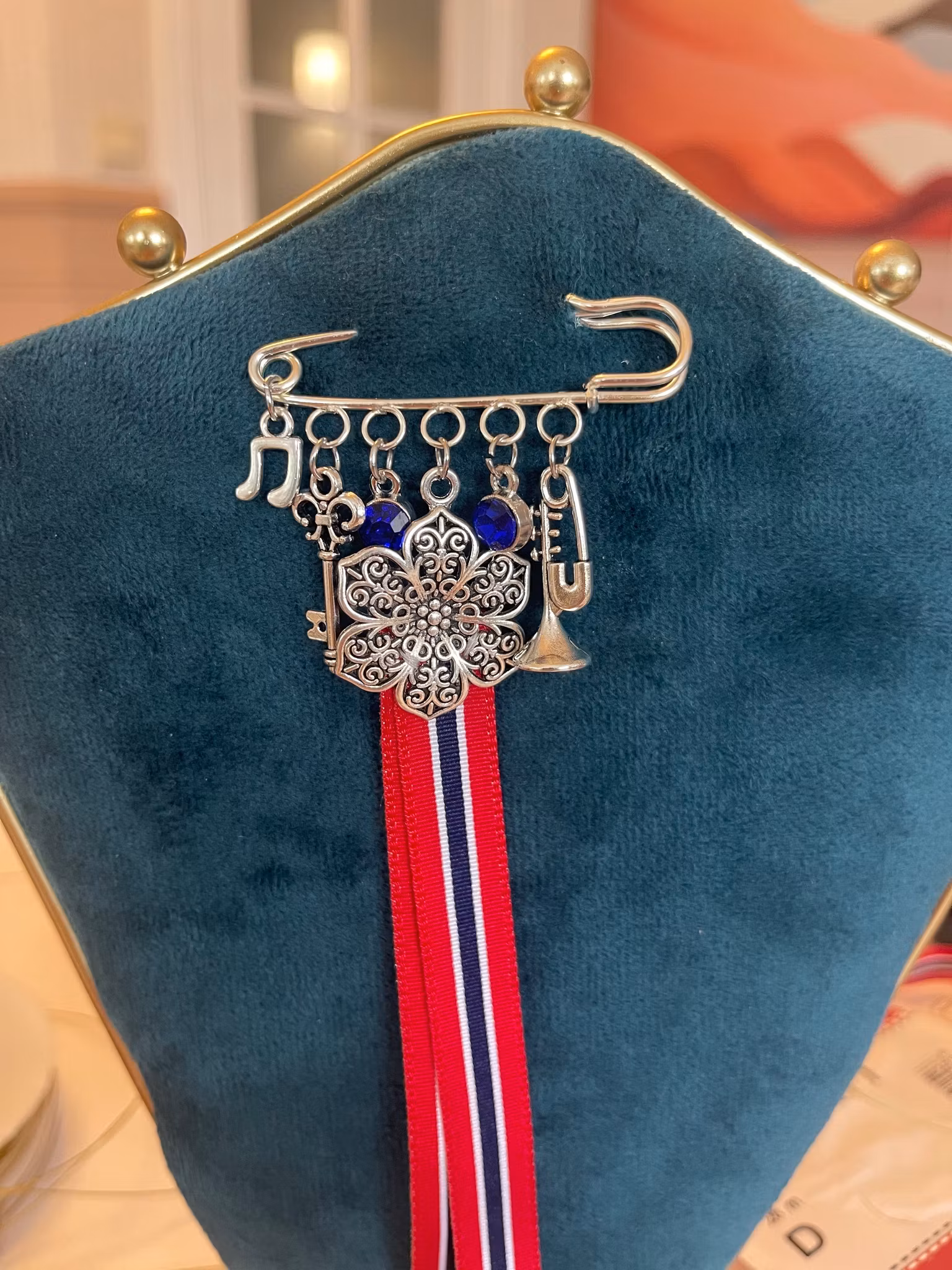 17. mai nål sølvforgylt uten krystaller – brosje til bunad med filigran, note og trompet