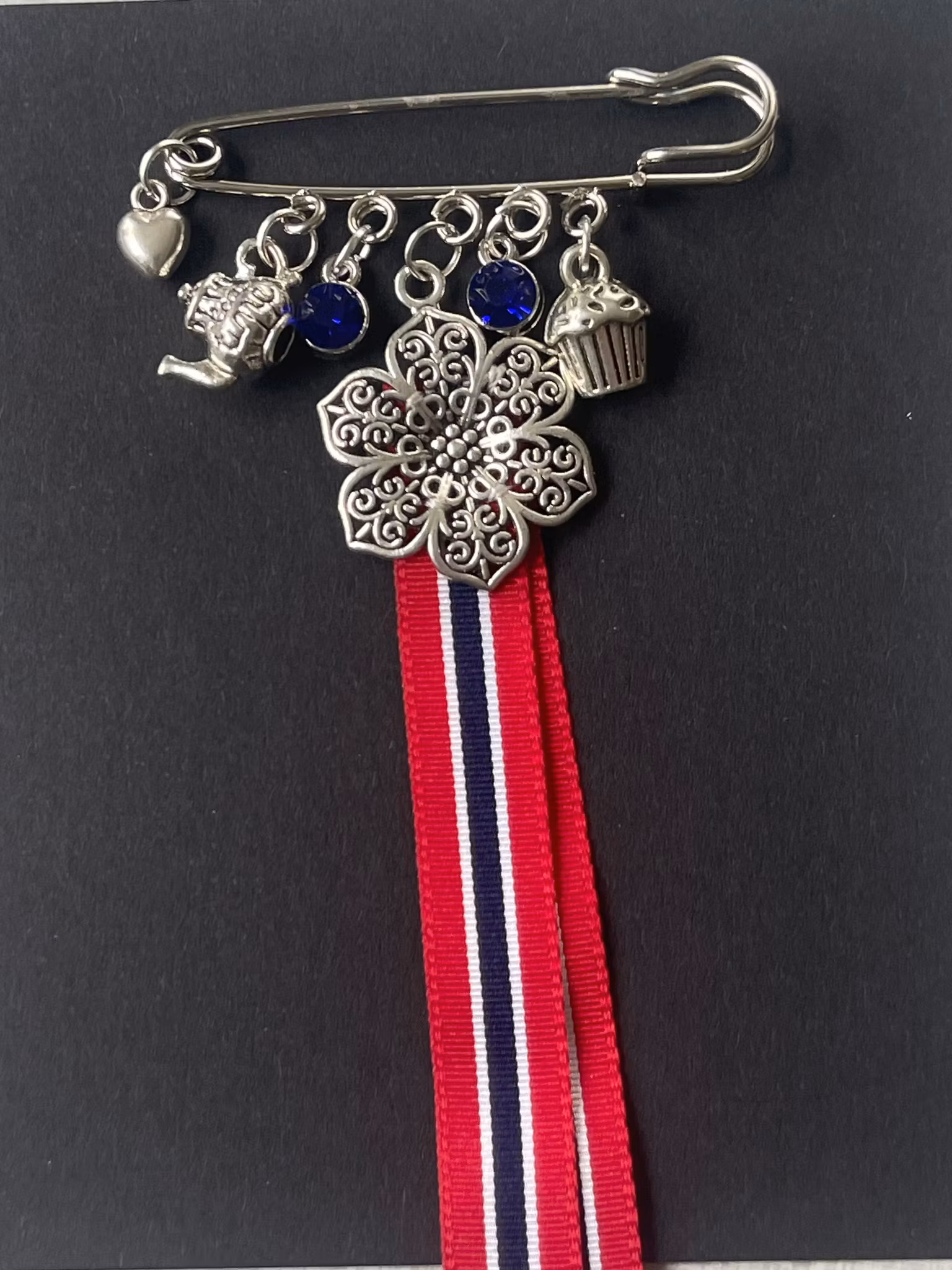 🇳🇴 17. mai-nål med tekanne & cupcake