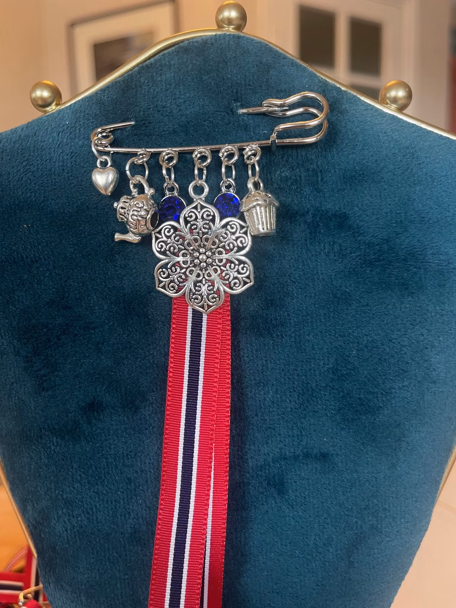 🇳🇴 17. mai-nål med tekanne & cupcake