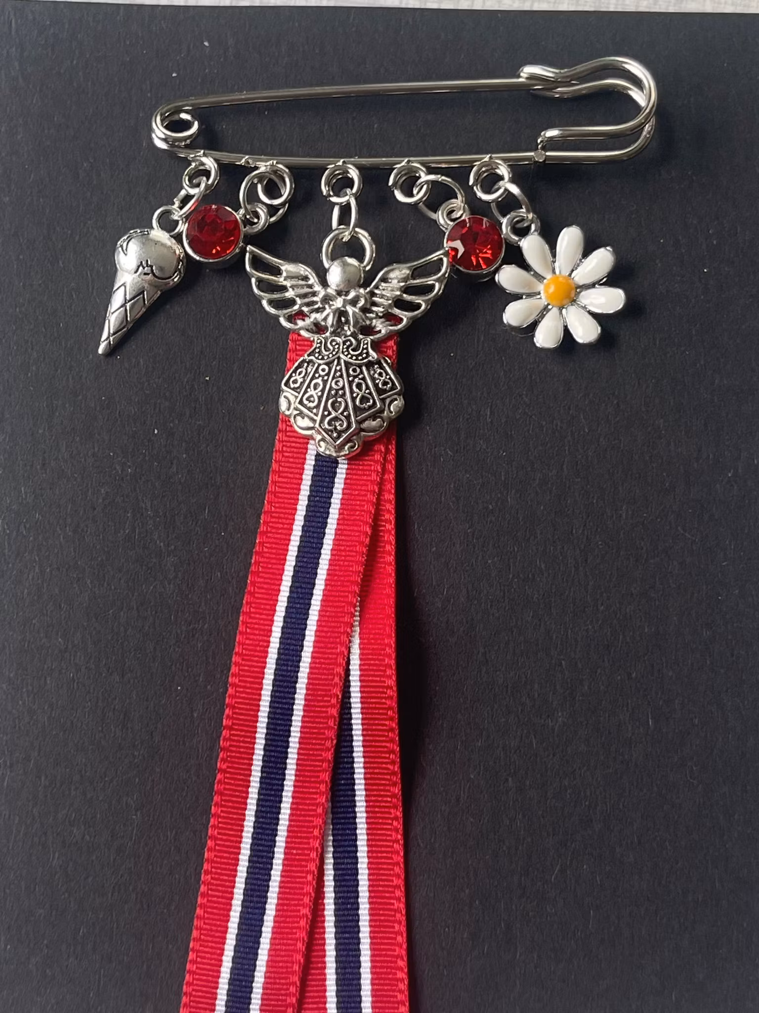 🇳🇴 17. mai-nål med engel, hvitveis & is