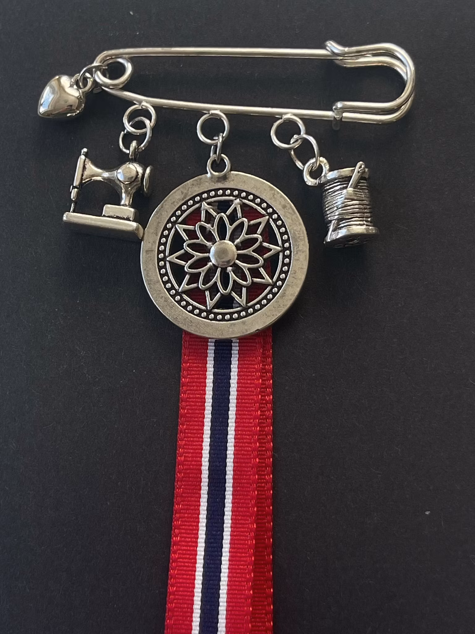 🇳🇴 17. mai-nål for den som syr – symaskin, nål & tråd