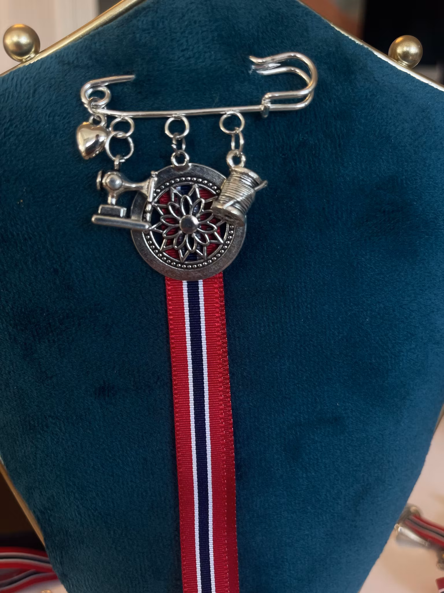 🇳🇴 17. mai-nål for den som syr – symaskin, nål & tråd