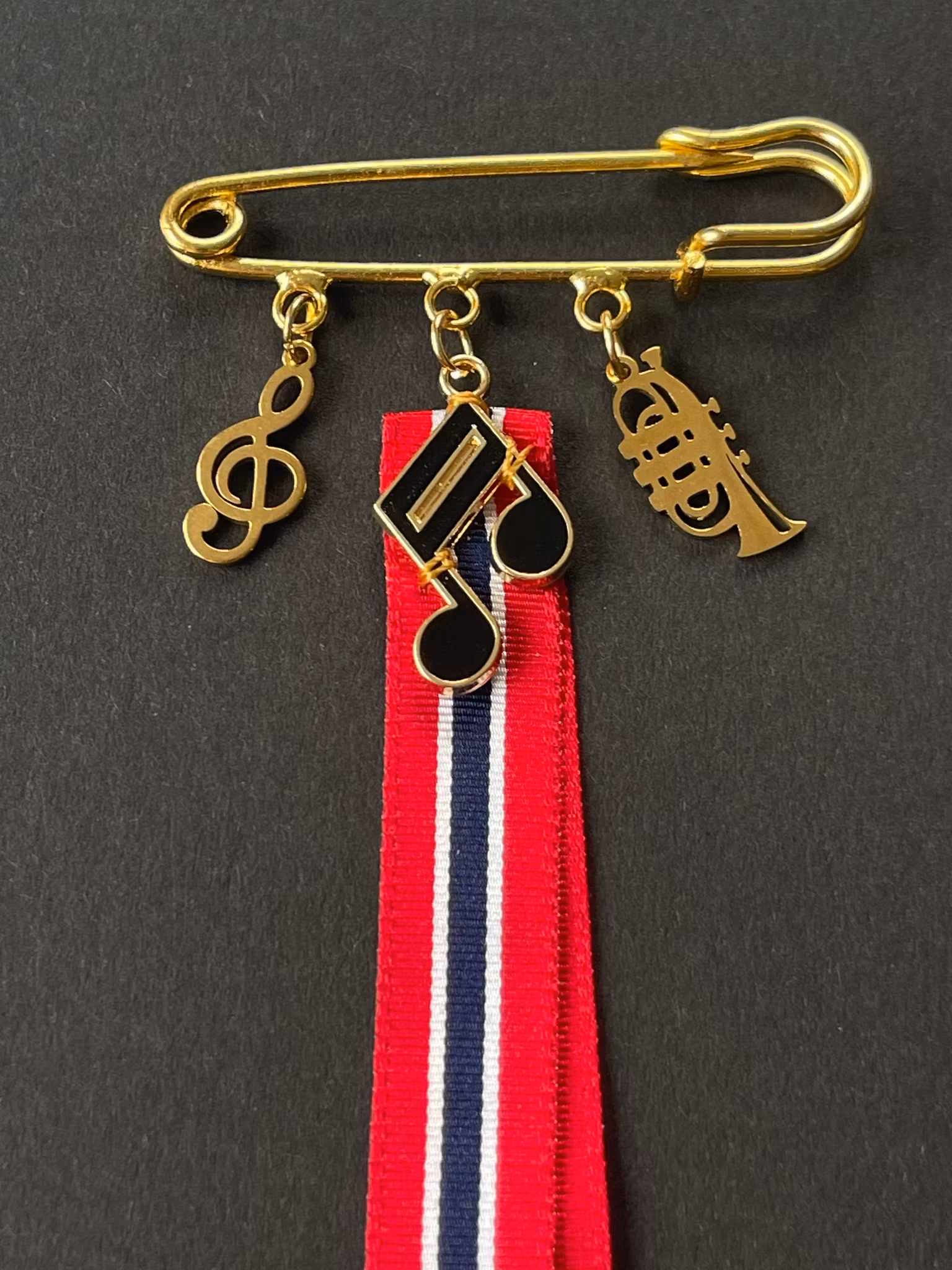17. mai nål gullforgylt uten krystaller – brosje til bunad med noter og trompet
