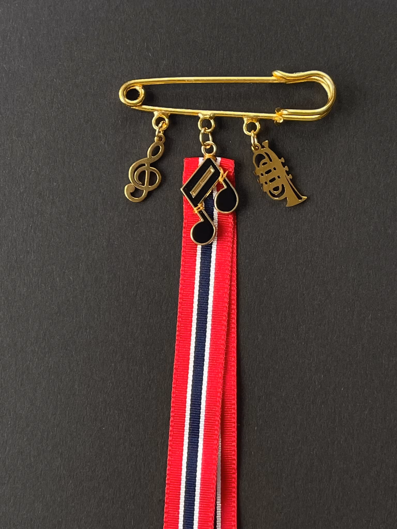 17. mai nål gullforgylt uten krystaller – brosje til bunad med noter og trompet