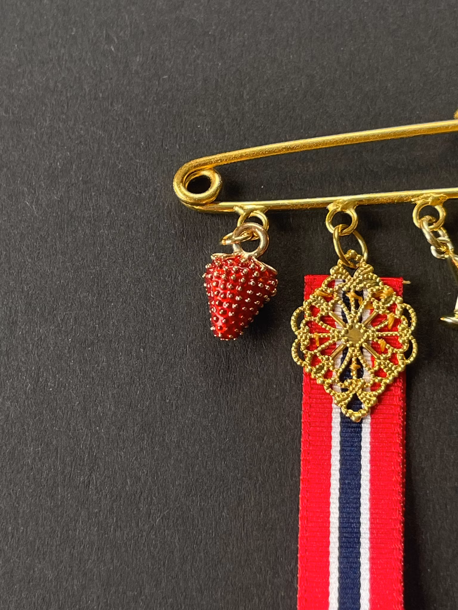 17. mai nål gullforgylt – brosje til bunad med filigran, jordbær og cocktailglass