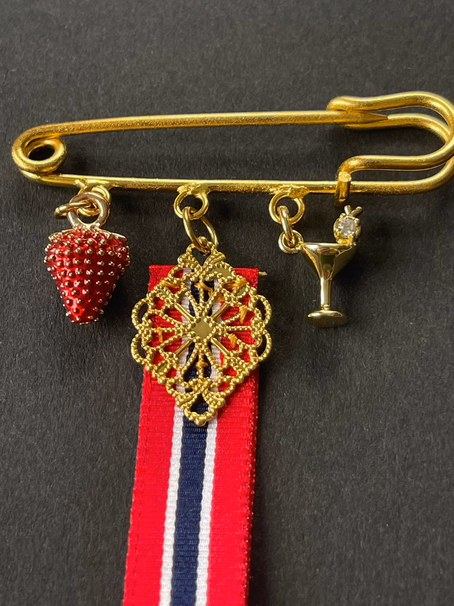 17. mai nål gullforgylt – brosje til bunad med filigran, jordbær og cocktailglass