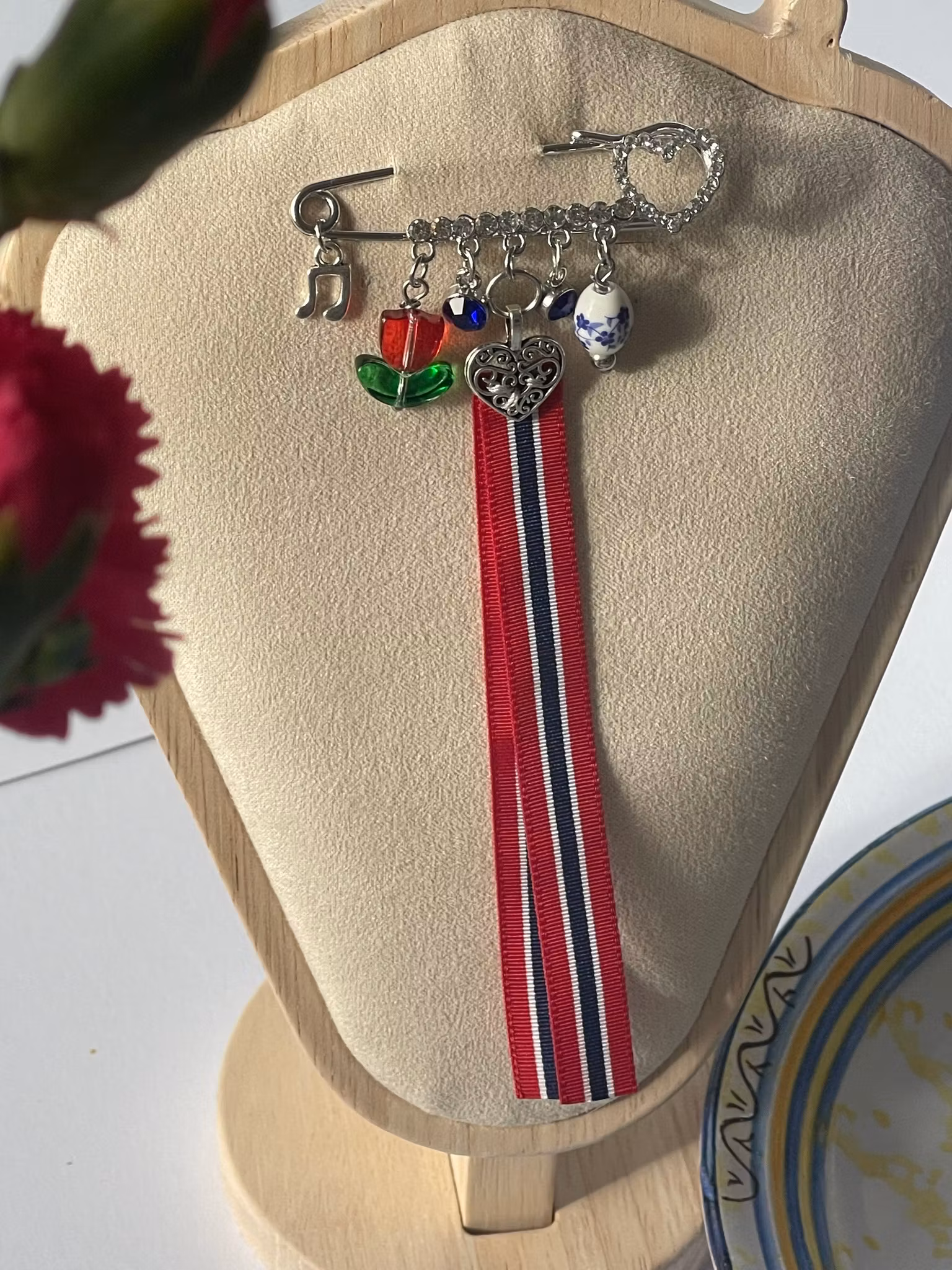 Unik 17. mai-nål med glasstulipan & keramisk ornament