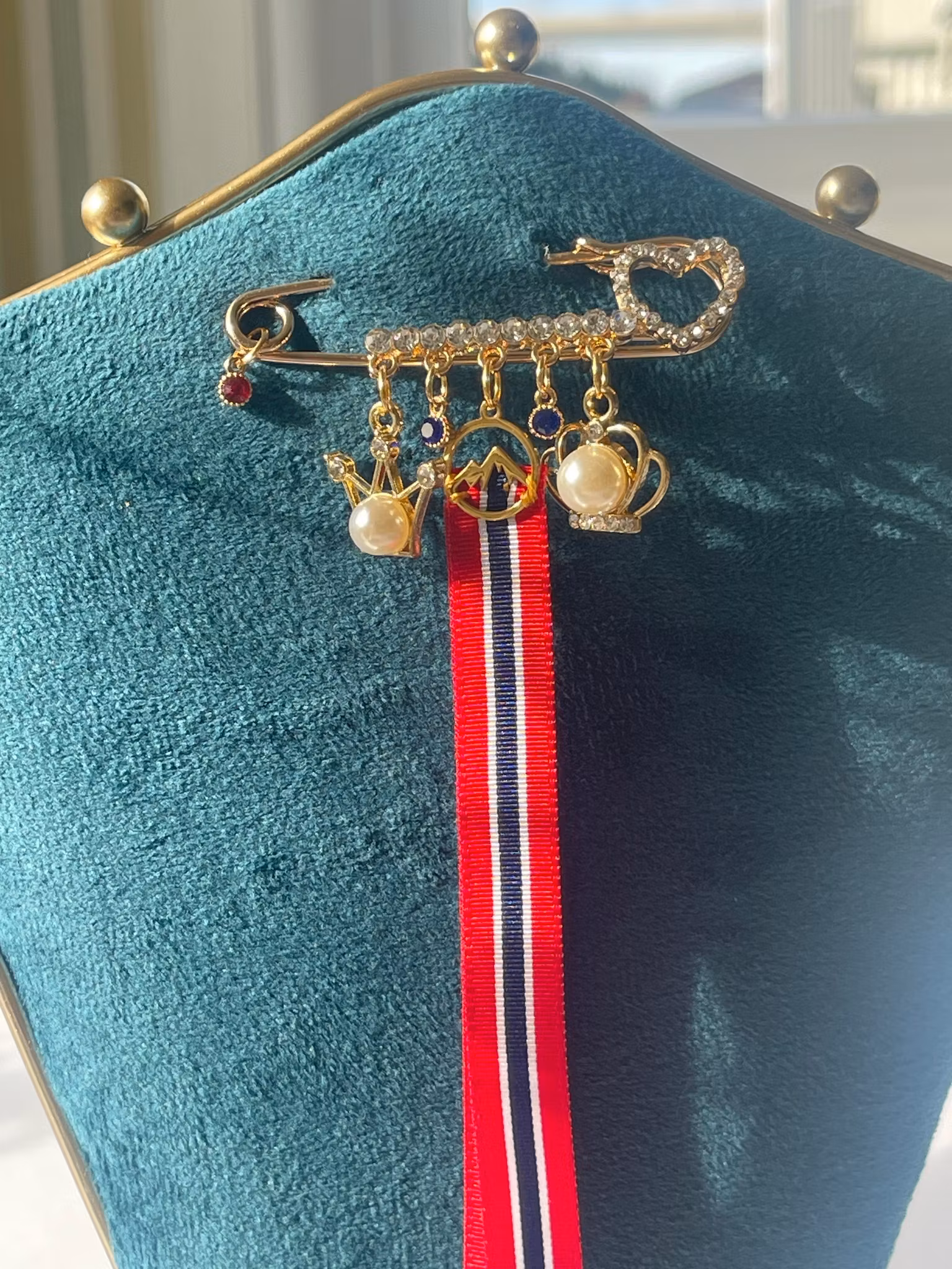 Gullforgylt 17. mai-nål med fjellmotiv & krystaller