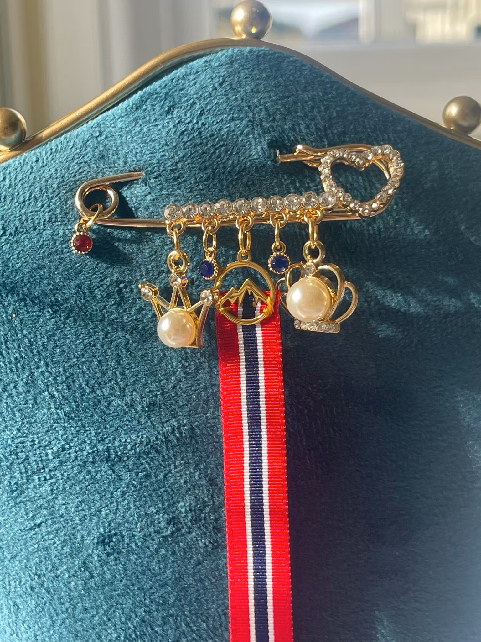 Gullforgylt 17. mai-nål med fjellmotiv & krystaller