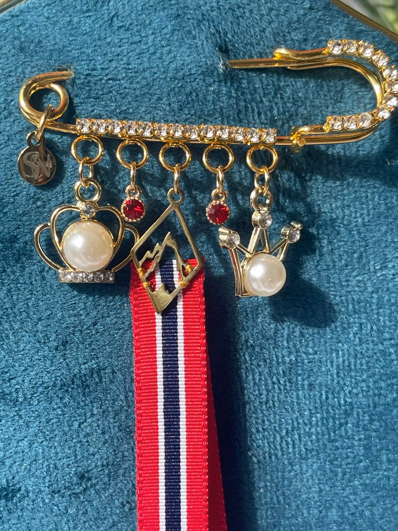 🇳🇴 Gullforgylt 17. mai-nål med fjellmotiv & krystaller