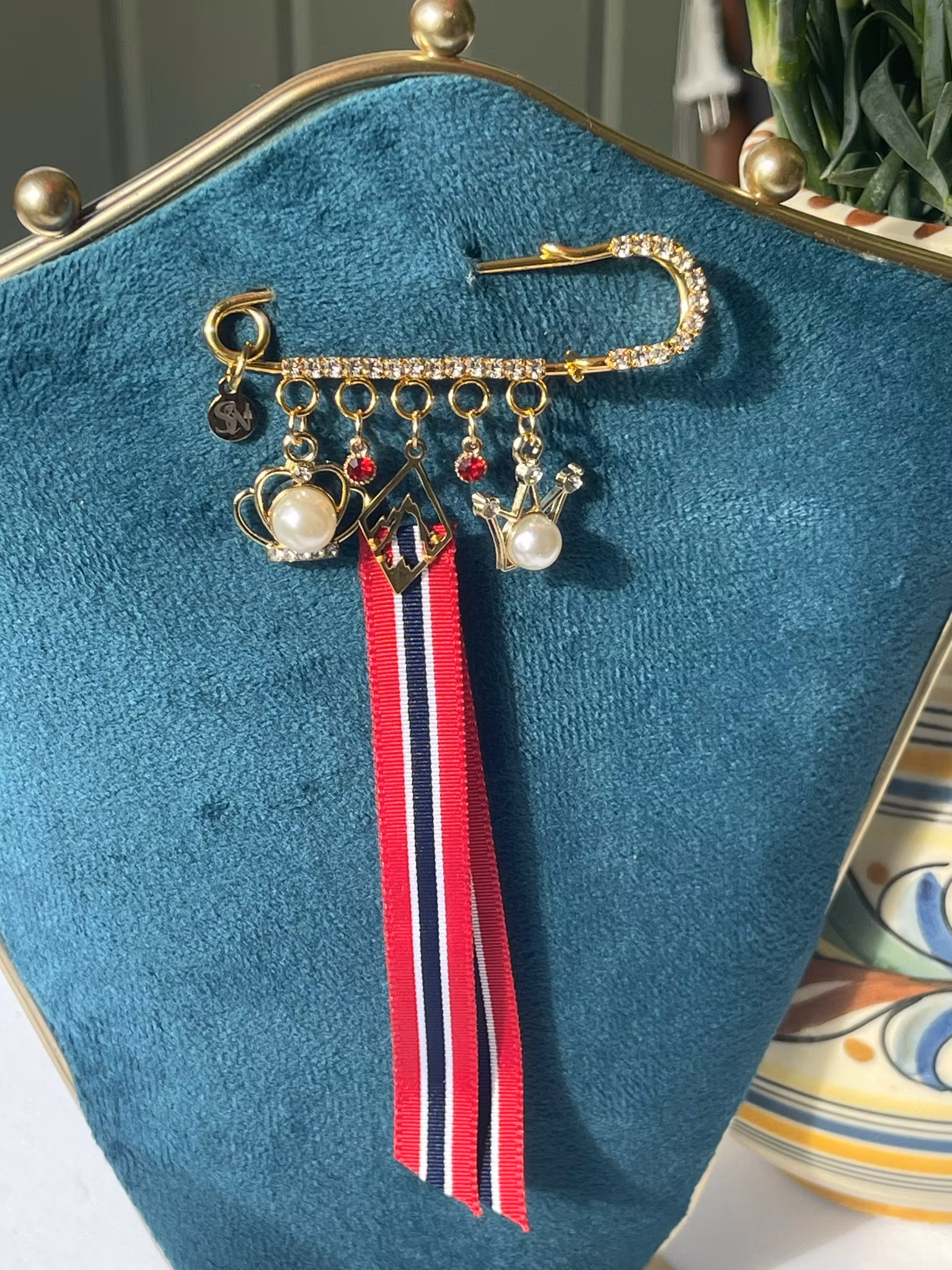 🇳🇴 Gullforgylt 17. mai-nål med fjellmotiv & krystaller