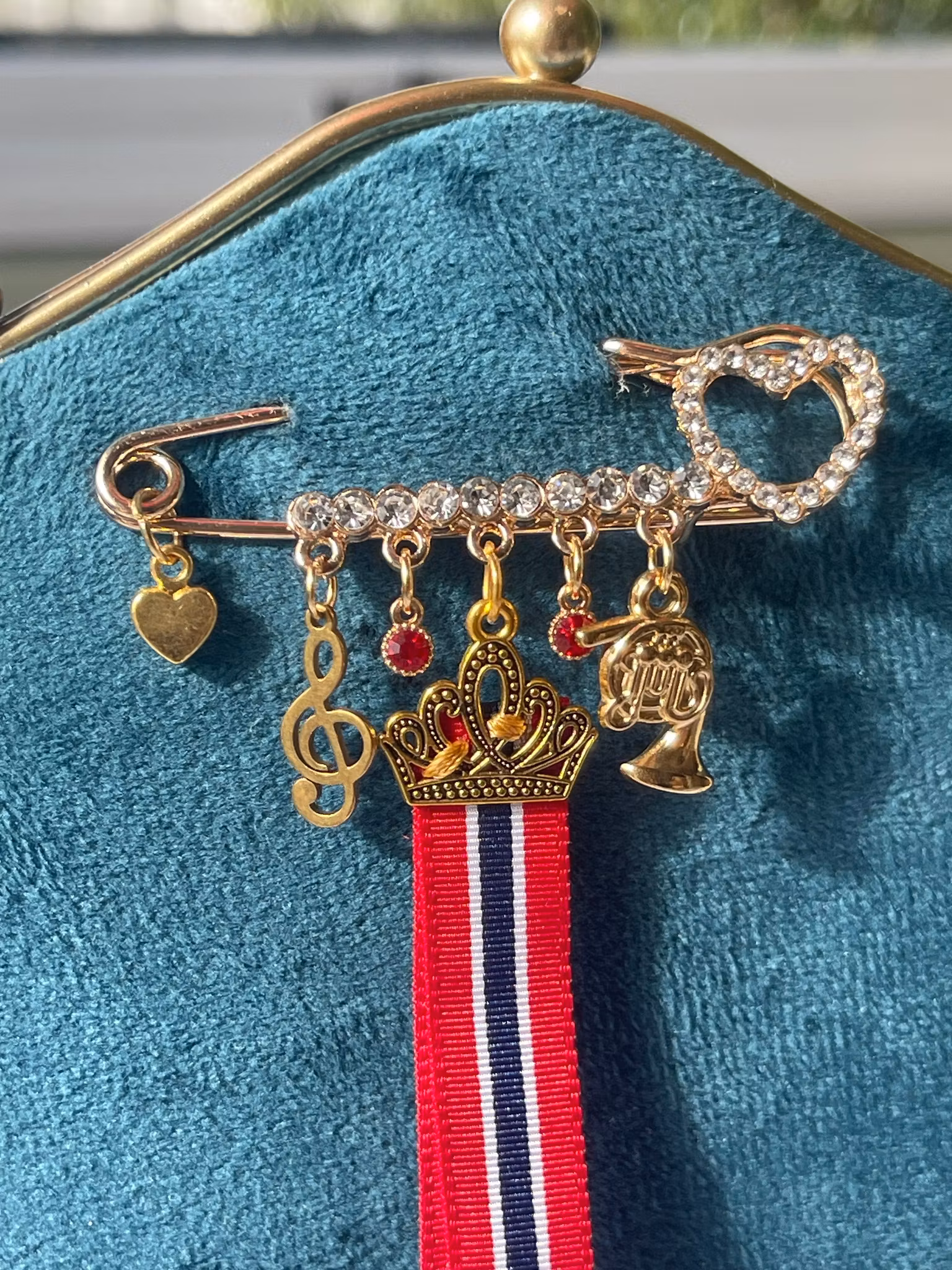 🇳🇴 17. mai-nål med krone, noter & krystaller