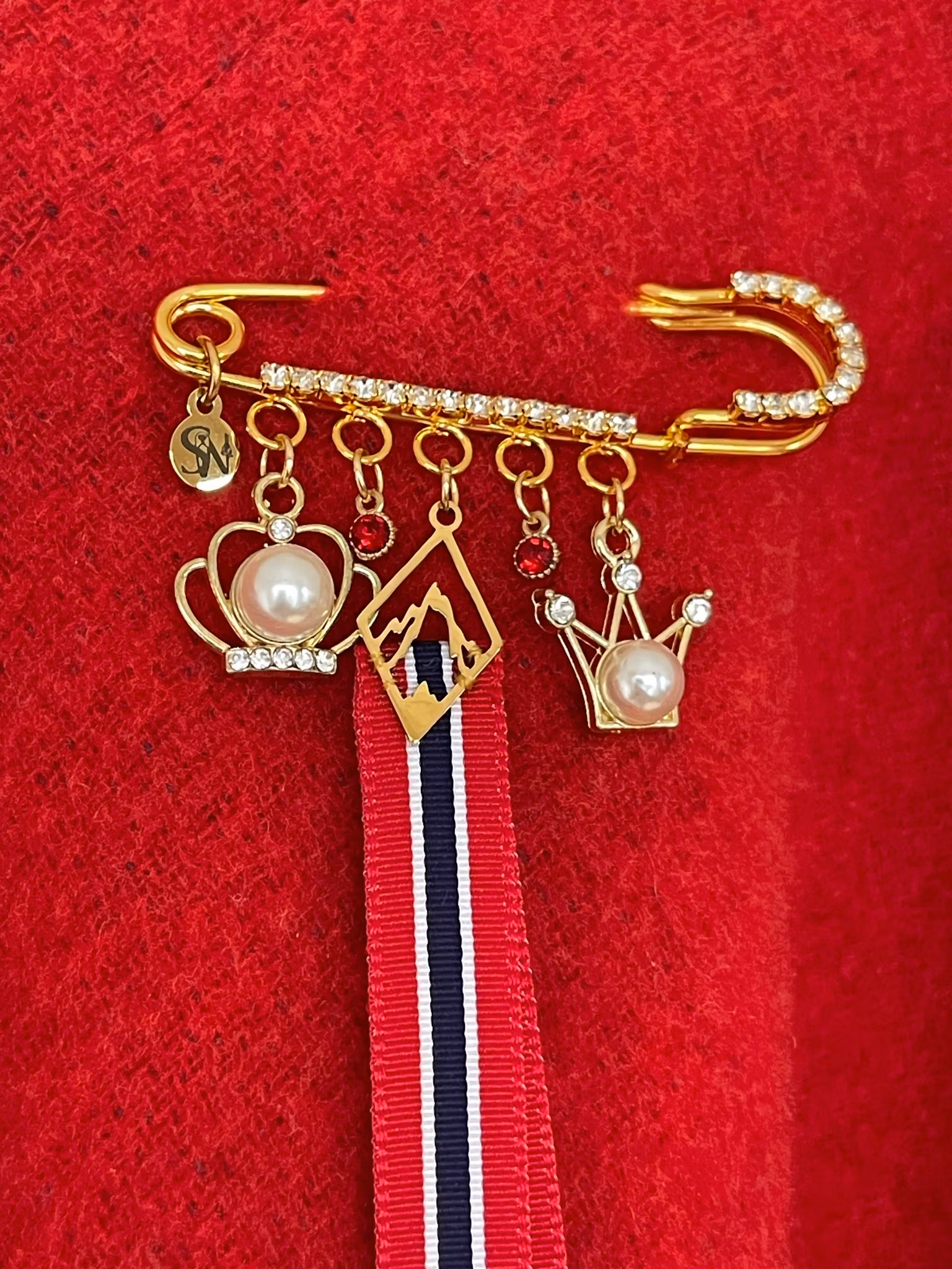 🇳🇴 Gullforgylt 17. mai-nål med fjellmotiv & krystaller