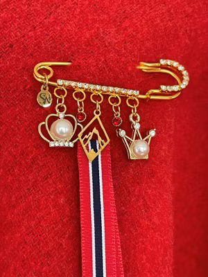 🇳🇴 Gullforgylt 17. mai-nål med fjellmotiv & krystaller