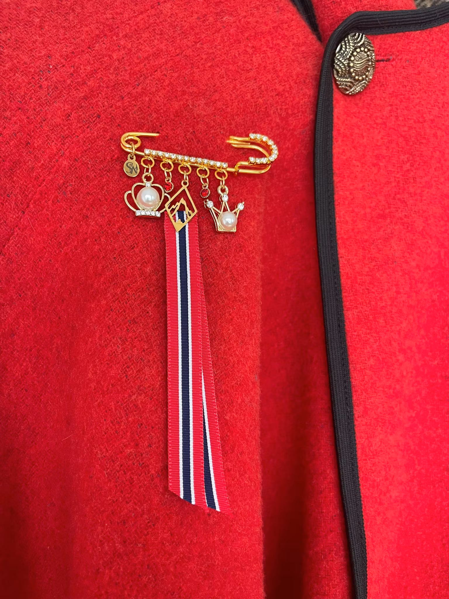 🇳🇴 Gullforgylt 17. mai-nål med fjellmotiv & krystaller
