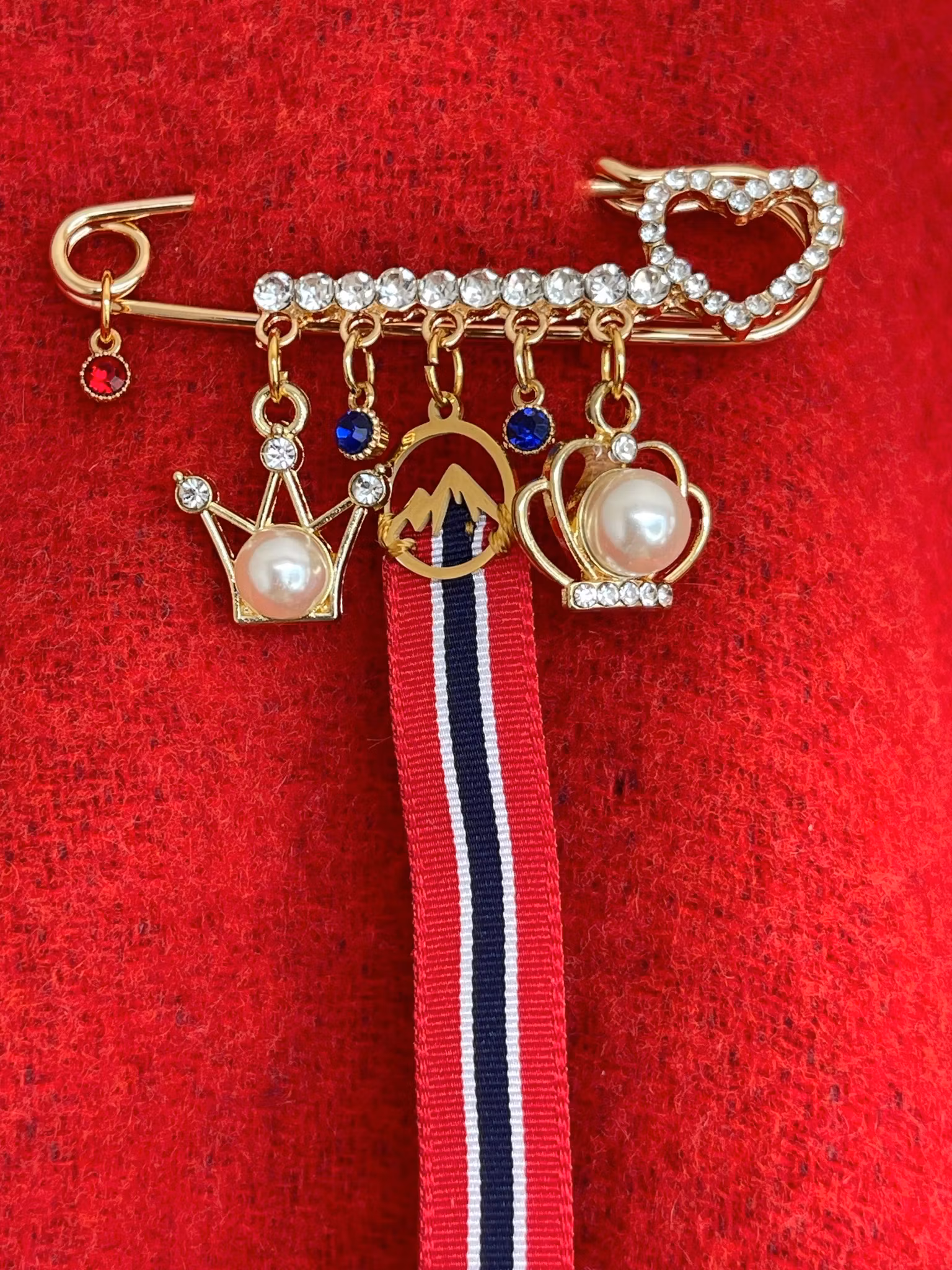 Gullforgylt 17. mai-nål med fjellmotiv & krystaller