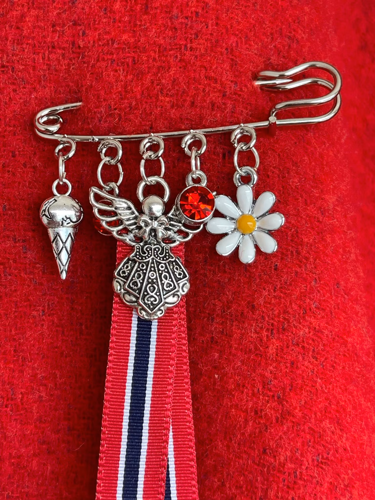 🇳🇴 17. mai-nål med engel, hvitveis & is