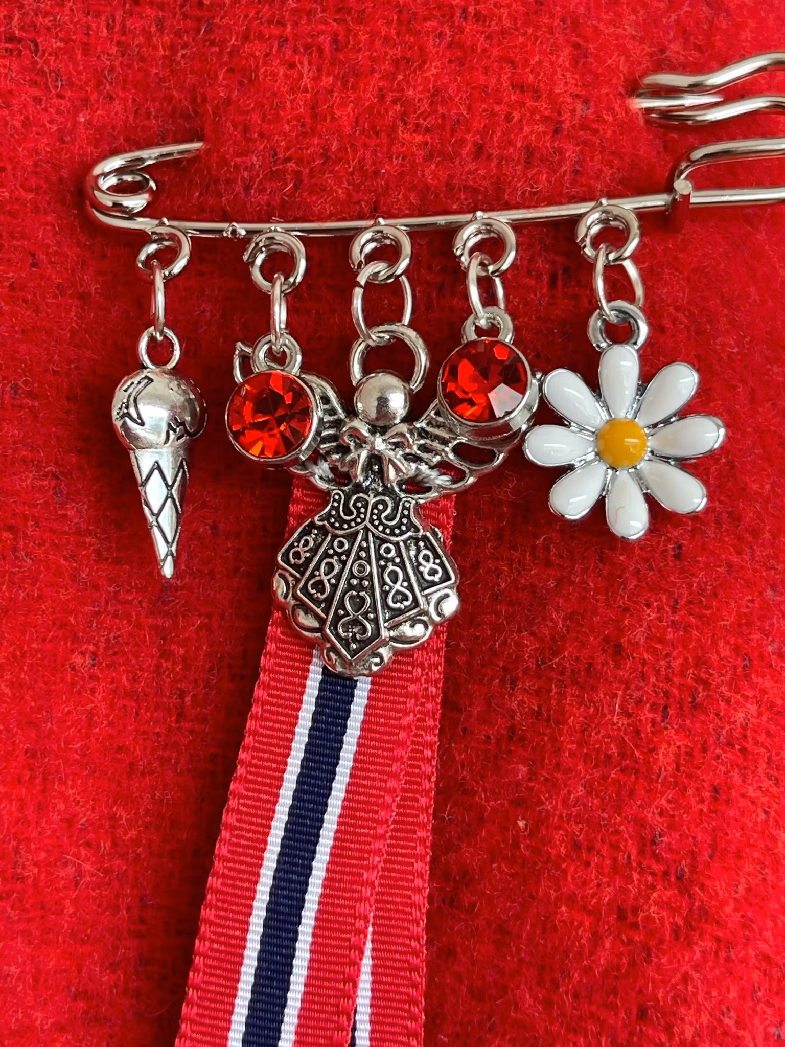 🇳🇴 17. mai-nål med engel, hvitveis & is