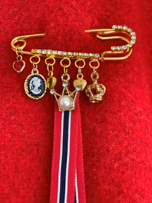17. mai nål med perle og krone – brosje til bunad med cameo og hjerter (elegant)
