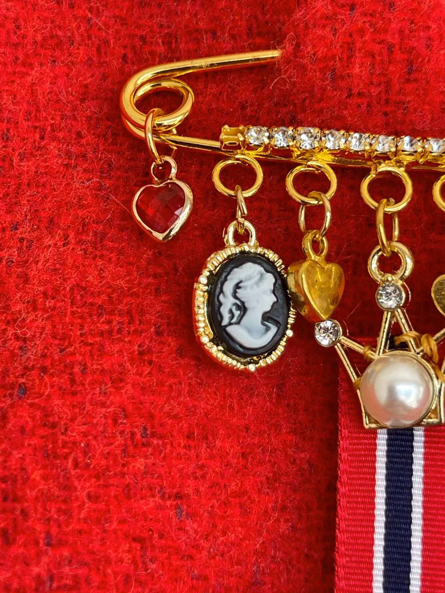 17. mai nål med perle og krone – brosje til bunad med cameo og hjerter (elegant)