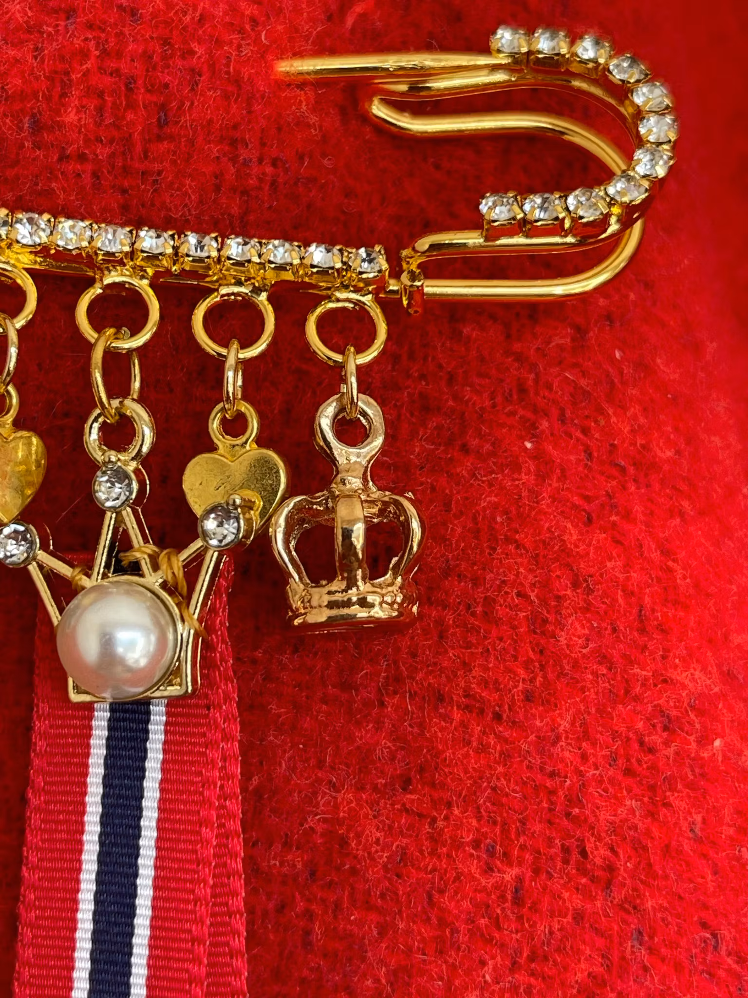 17. mai nål med perle og krone – brosje til bunad med cameo og hjerter (elegant)