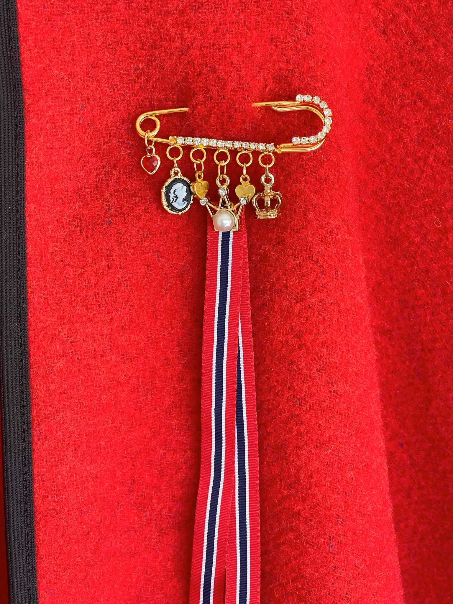 17. mai nål med perle og krone – brosje til bunad med cameo og hjerter (elegant)