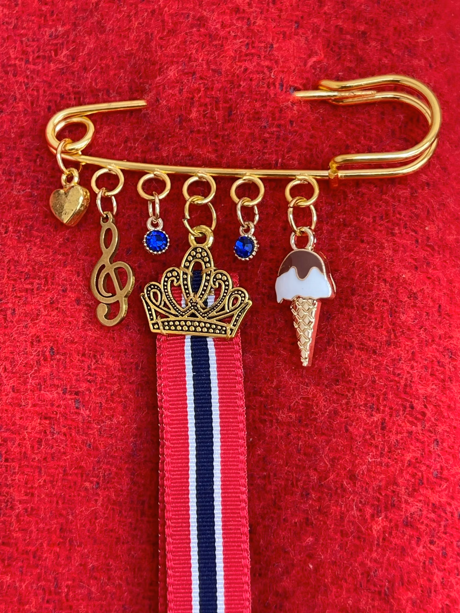 17. mai nål med krone og sløyfe – brosje til bunad med noter, is og blå krystaller