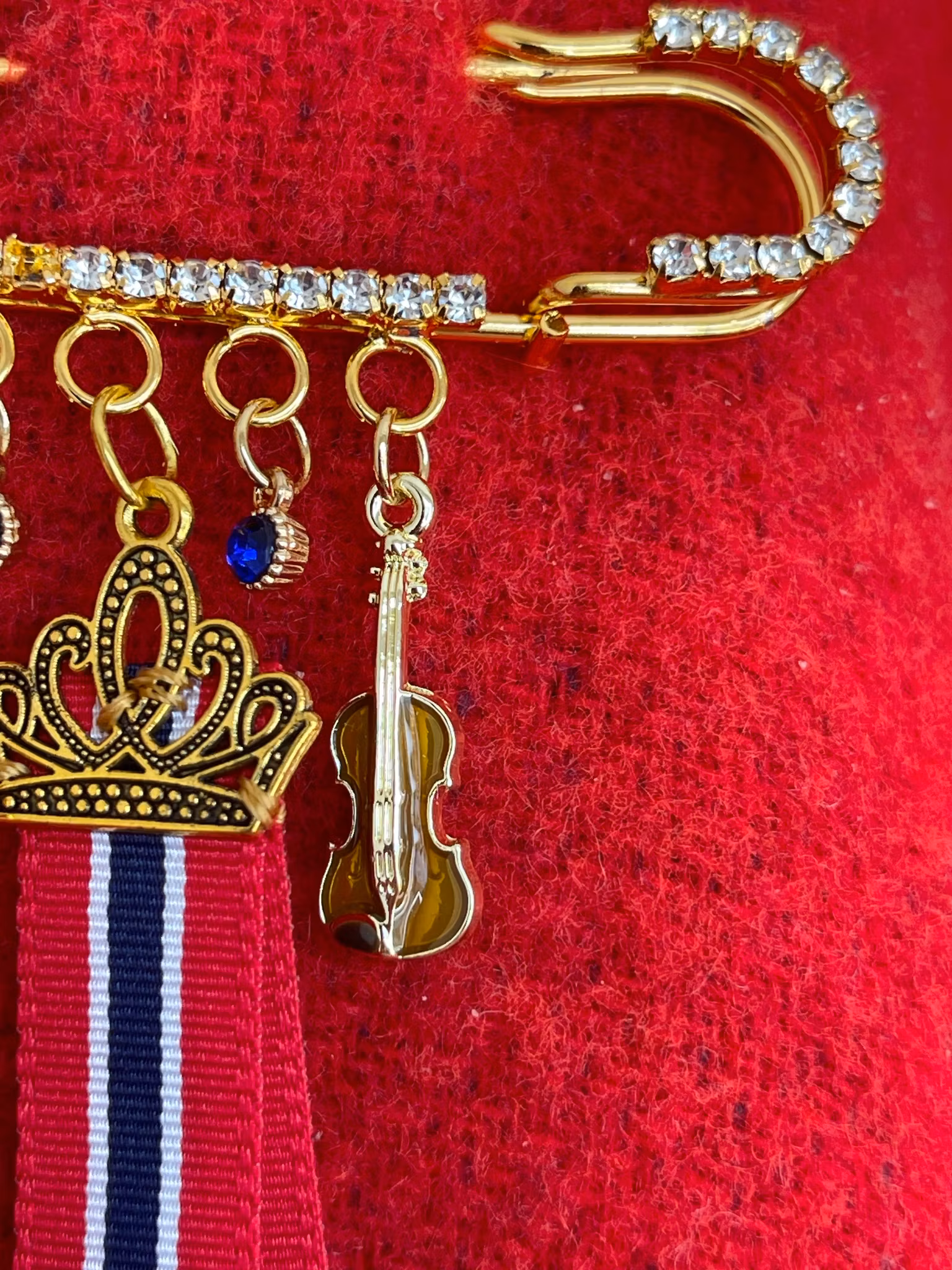 17. mai nål med krone og sløyfe – brosje til bunad med stabbursnøkkel, fiolin og blå krystaller