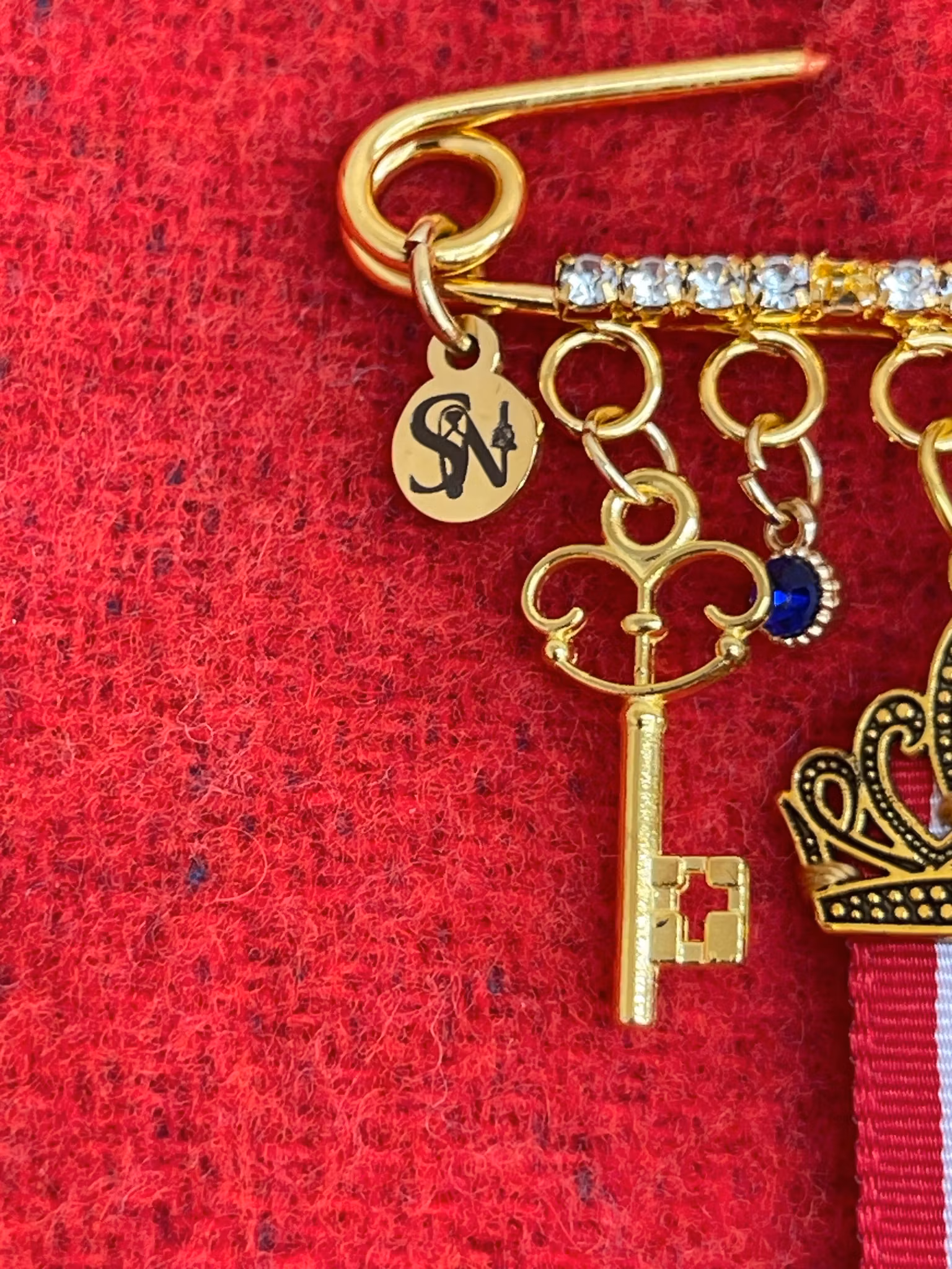 17. mai nål med krone og sløyfe – brosje til bunad med stabbursnøkkel, fiolin og blå krystaller