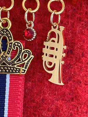 17. mai nål med krone og sløyfe – brosje til bunad med noter og trompet