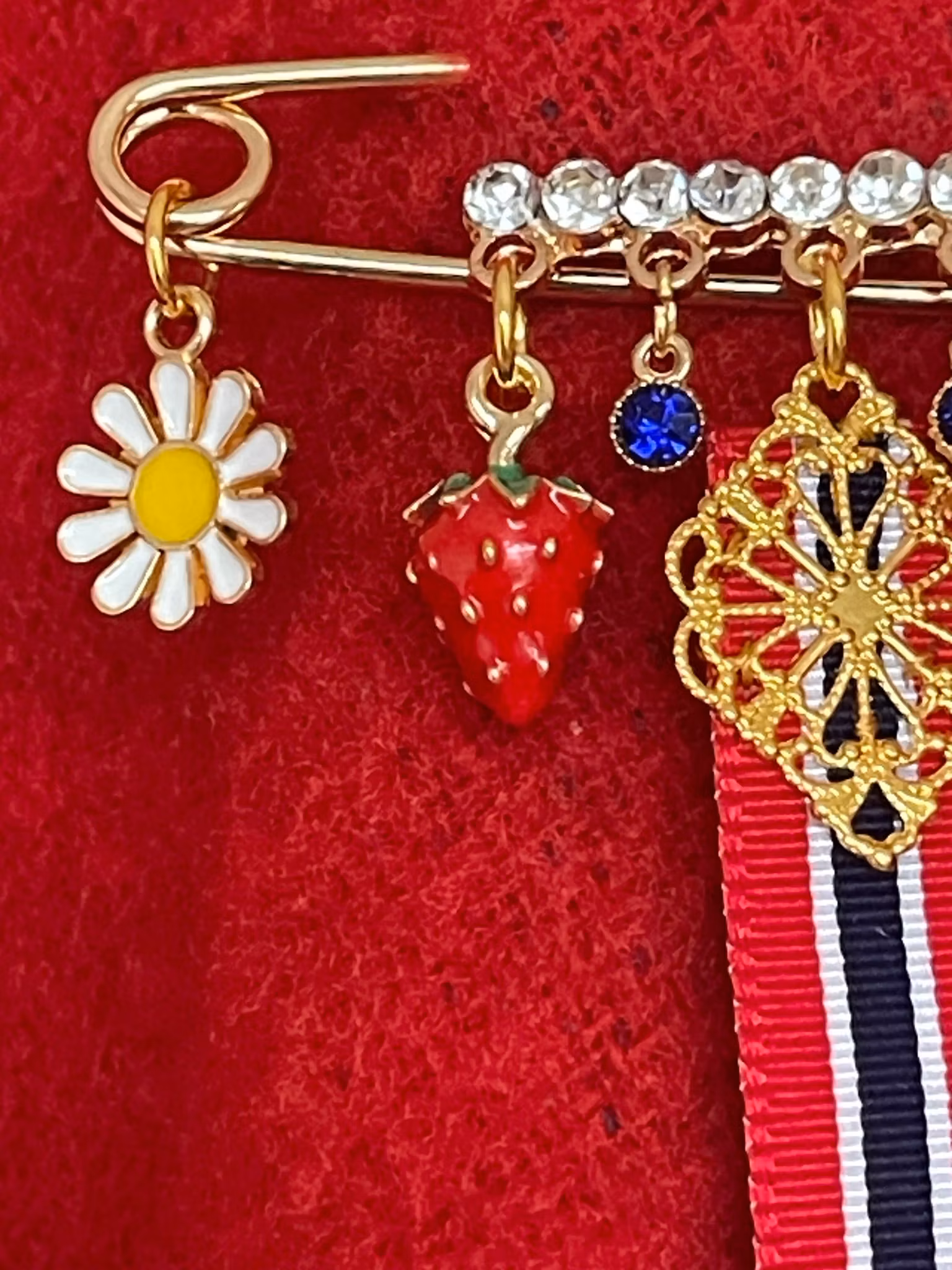 17.mai-nål med sommerfugl 🦋