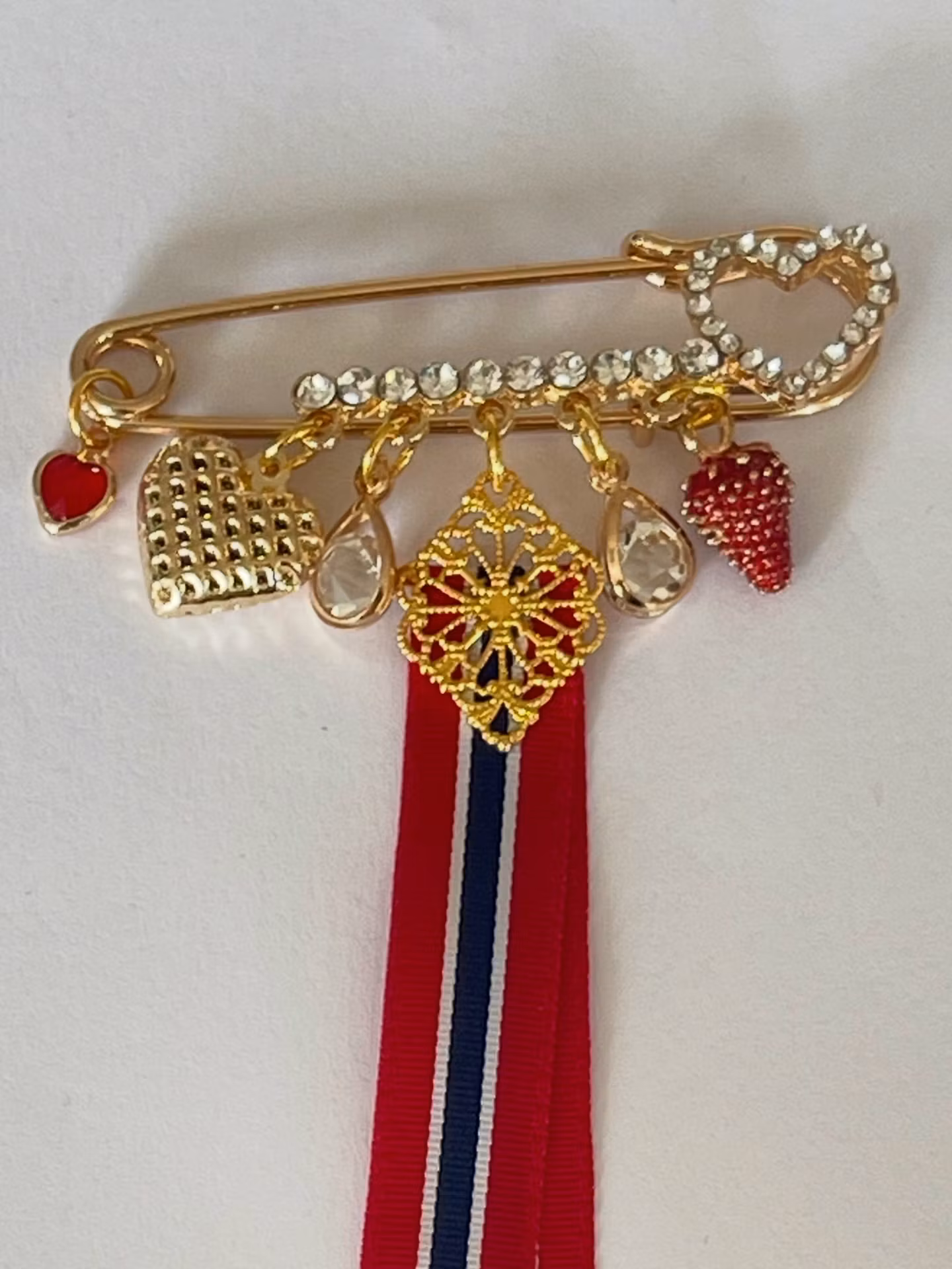 Gullforgylt nål med vaffelhjerte 🧇🍓