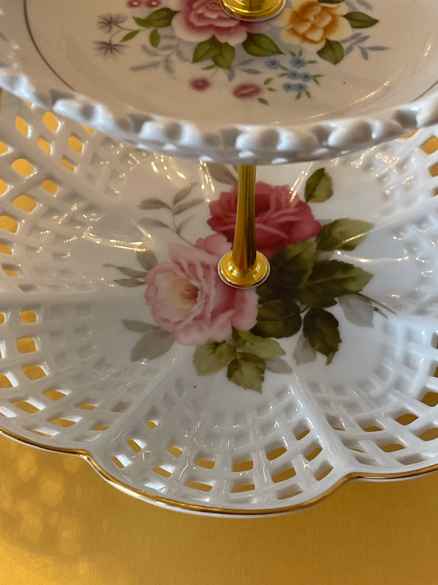 Porselen med gjennombruddsmønster