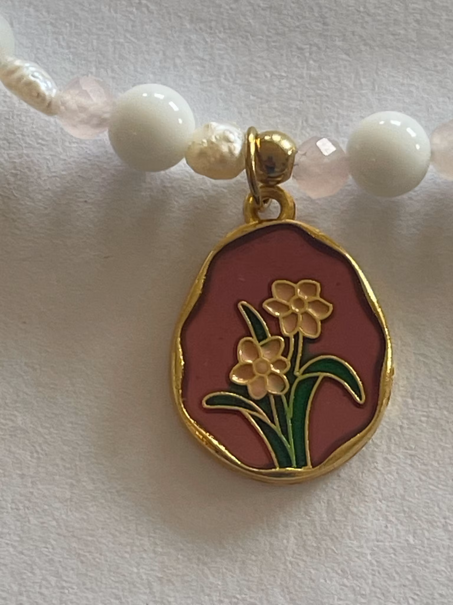 Perlekjede med charms