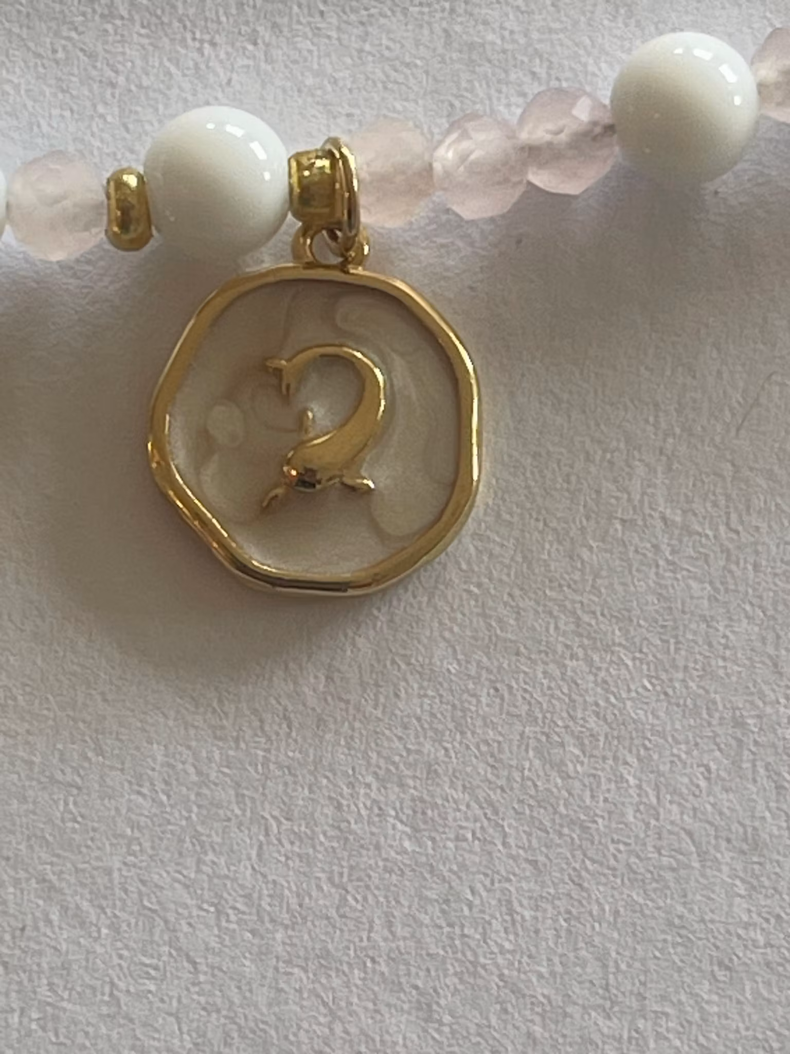 Perlekjede med charms