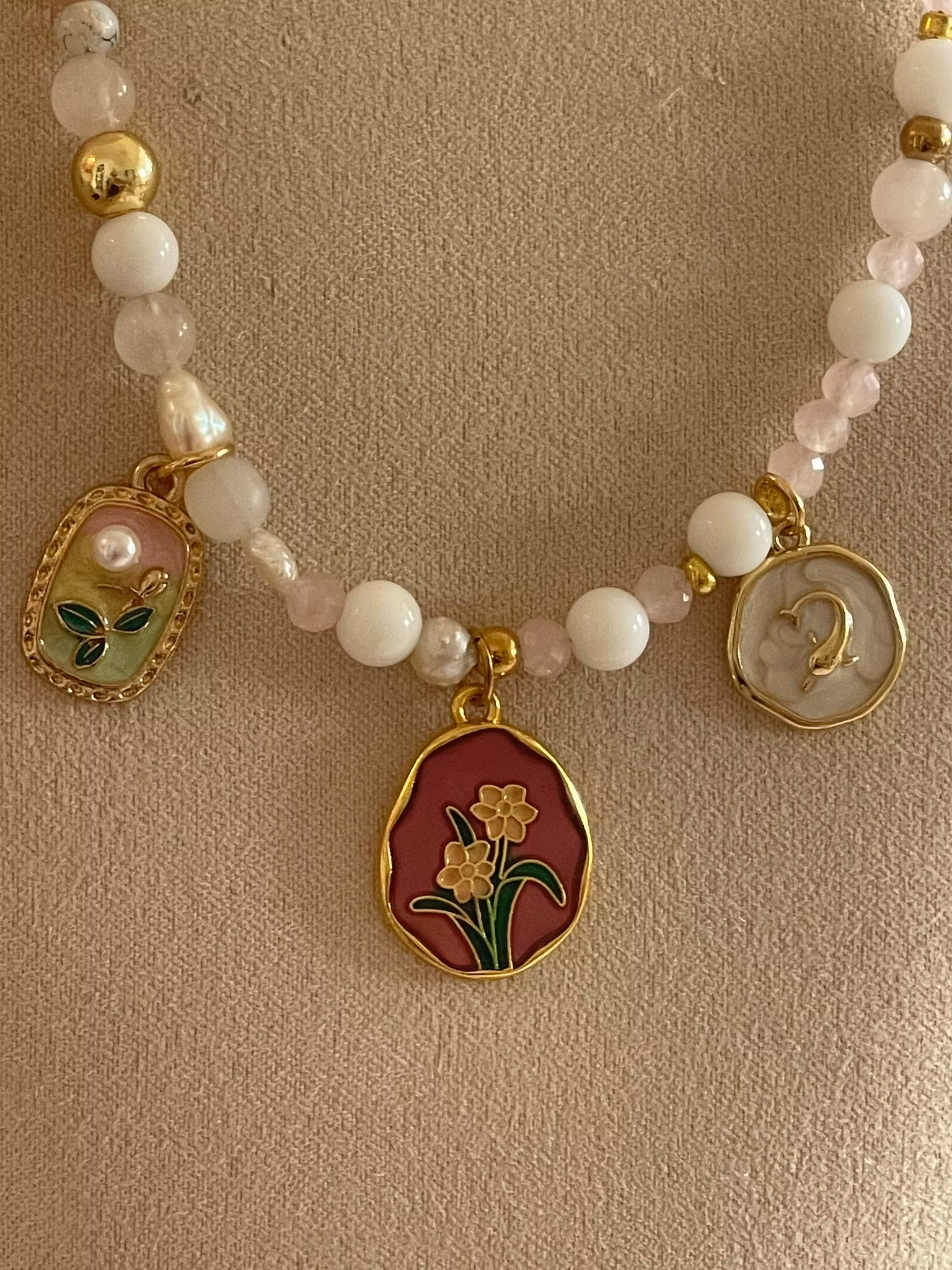 Perlekjede med charms