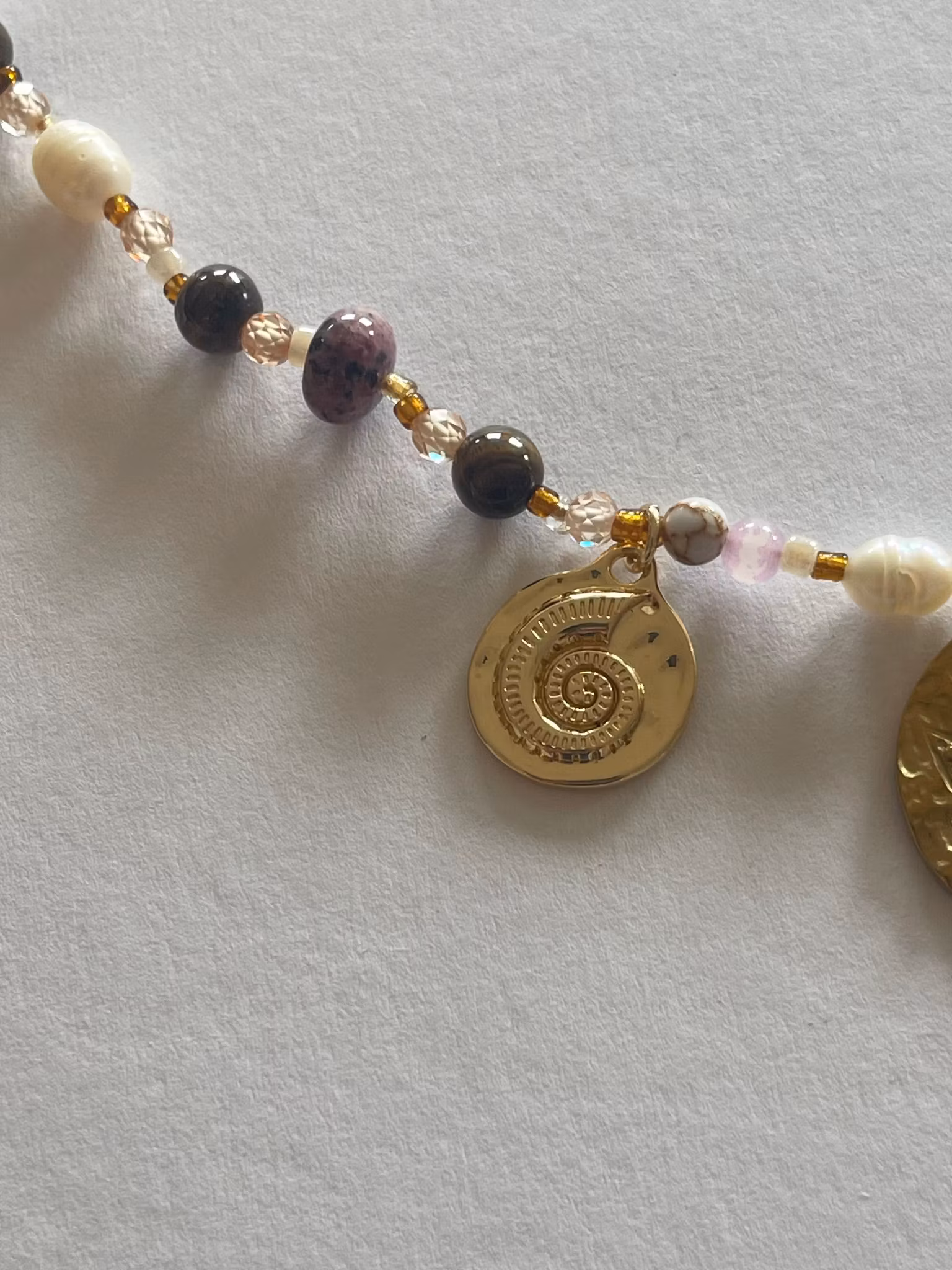 Perlekjede med Charms