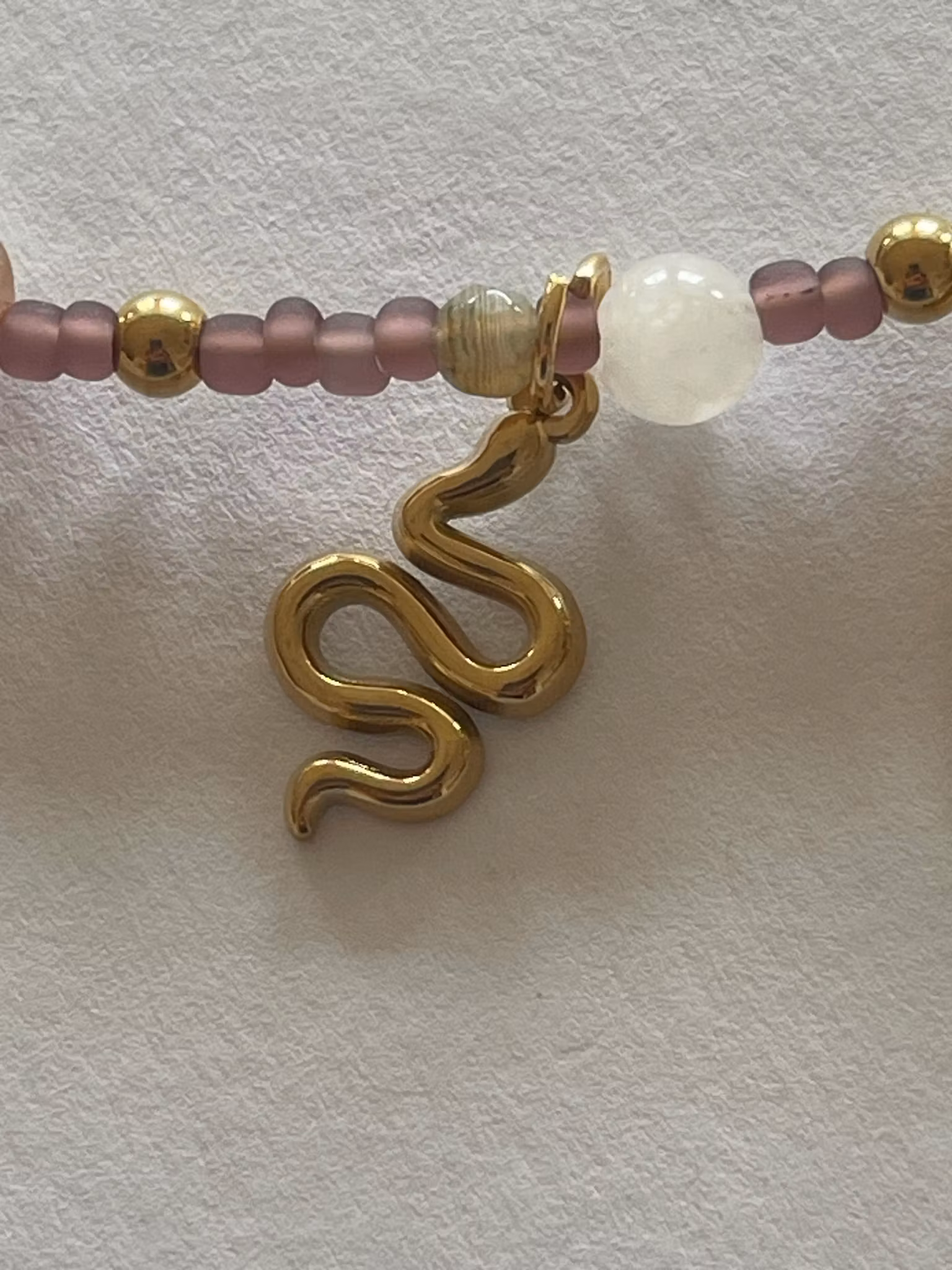 Perlekjede med charms